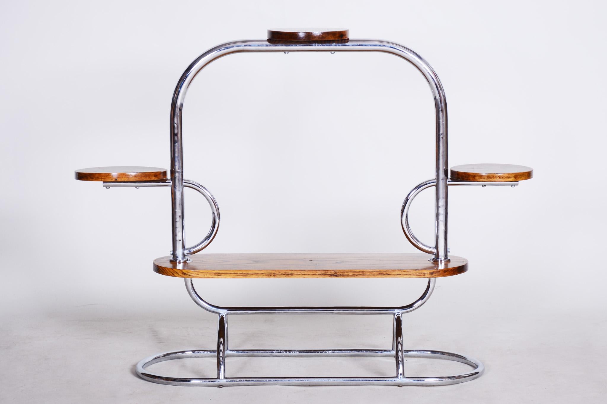 This flower stand with a frame of bent steel tube and lacquered oak shelves, was made in the 1930s in the Czech Republic. Original chromium plating in perfect original condition.

Source: Czechia
Period: 1930-1939.