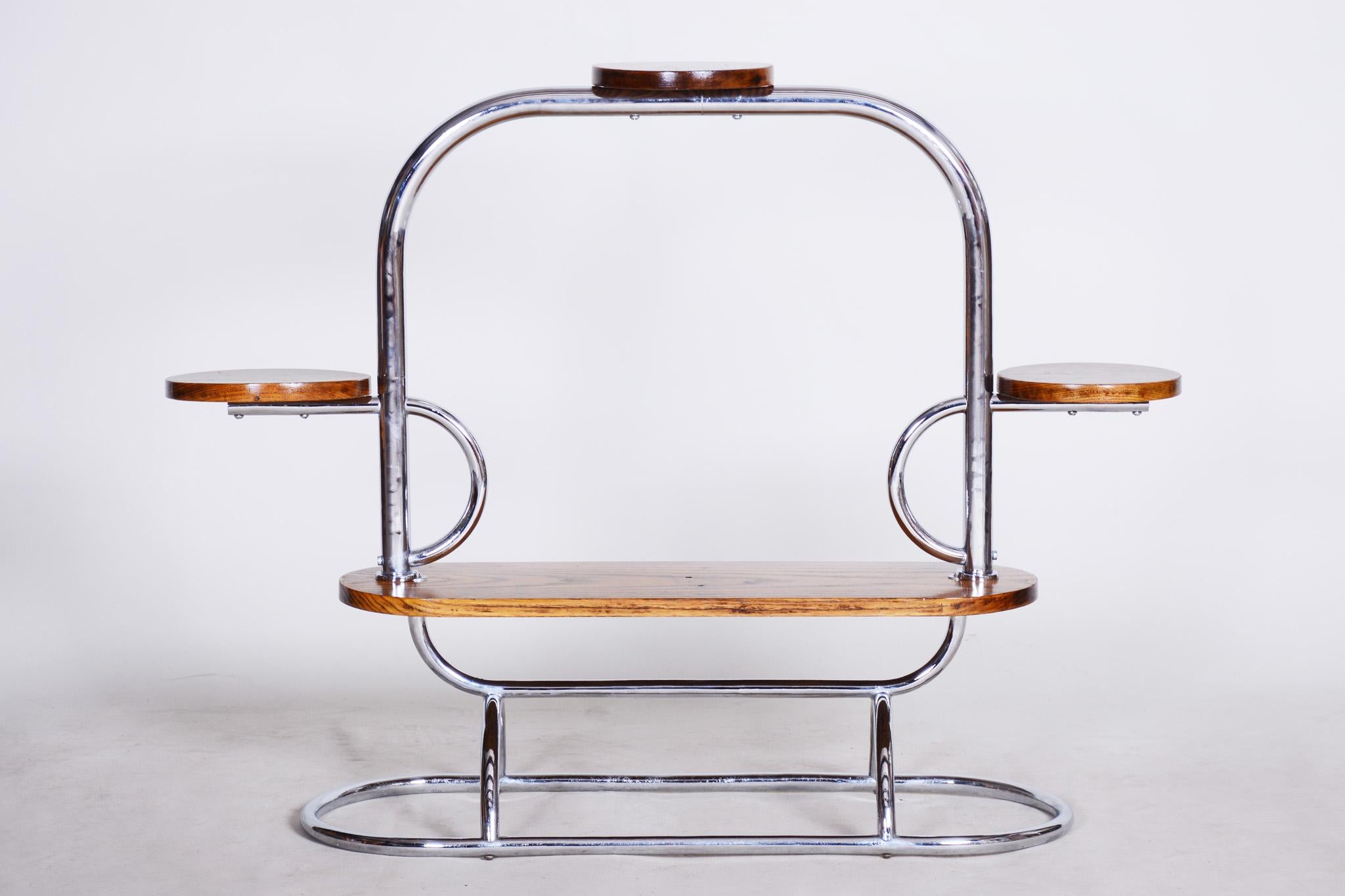Questo portafiori con struttura in tubo d'acciaio piegato e ripiani in rovere laccato è stato realizzato negli anni '30 nella Repubblica Ceca. Cromatura originale in perfette condizioni originali.

Fonte: Cechia
Periodo: 1930-1939.