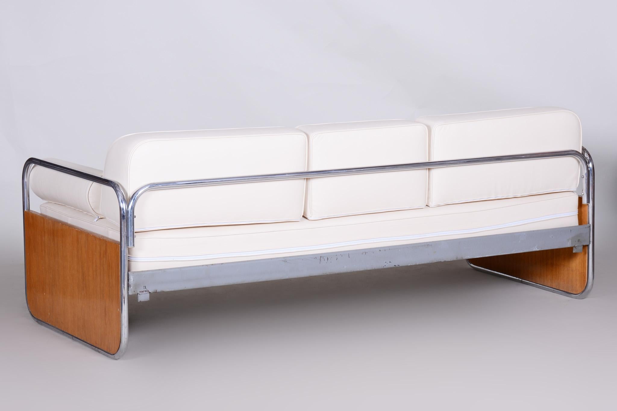 Canapé de style Bauhaus avec structure tubulaire en acier chromé.
Fabriqué par Hynek Gottwald dans les années 1930.
L'acier tubulaire chromé est en parfait état d'origine.
Nouvelle sellerie
Source : Tchèque (Tchécoslovaquie).