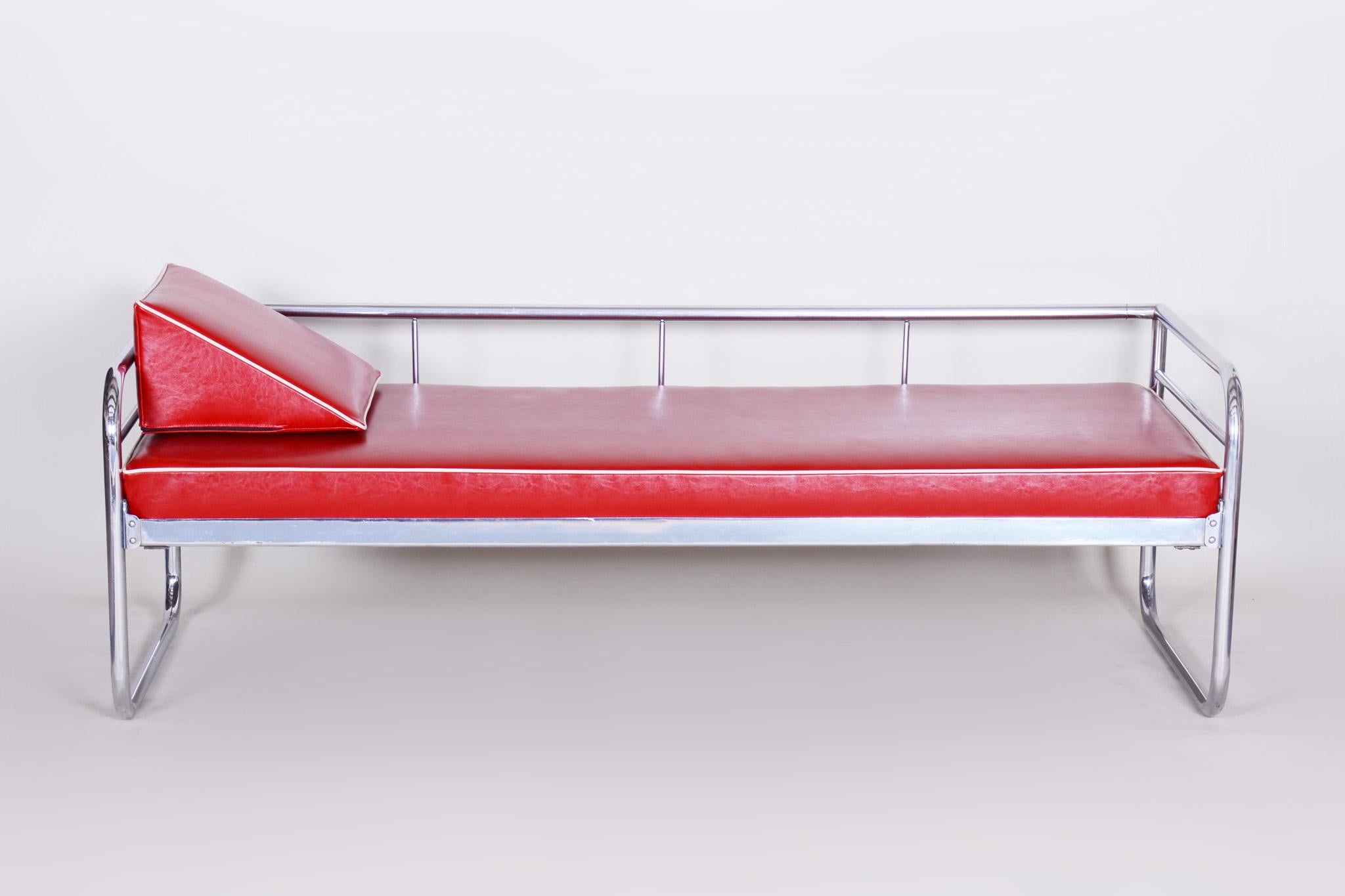 Bauhaus style sofa with chrome-plated steel tubular frame.
Manufactured by Hynek Gottwald in the 1930s.
Chrome tubular steel is in perfect original condition.
New upholstery
Source: Czechia (Czechoslovakia).