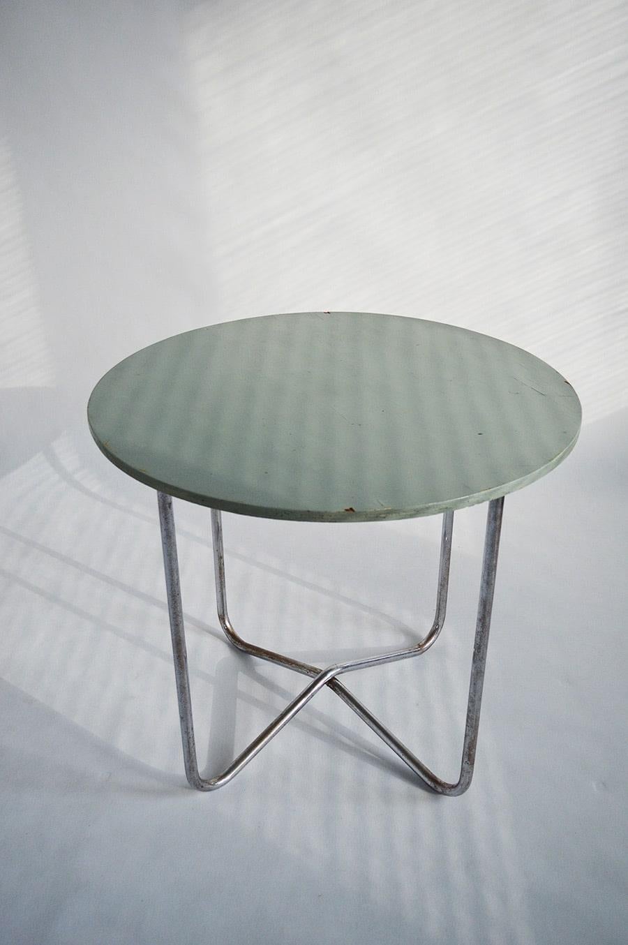 A fabulous Bauhaus round tubular steel table, in good original condition, designed by Hynek Gottwald in the 1930s.

This table, besides having a beautiful patina also has a unique original gray-green color called Xanadu.
This table is incredibly