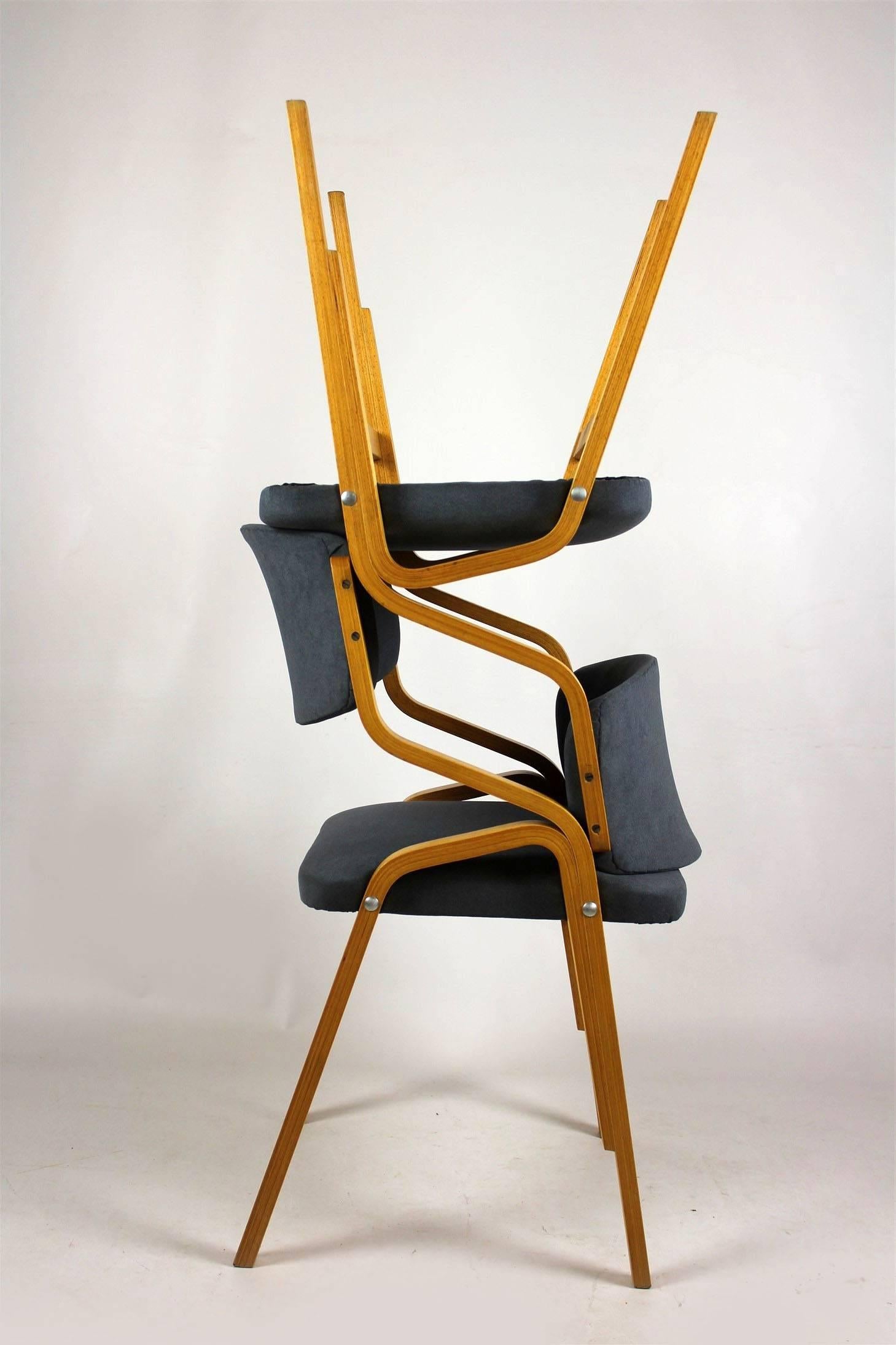 Ces chaises ont été produites par Drevopodnik Holesov dans les années 1970 en ex-Tchécoslovaquie. Cadre en contreplaqué cintré plaqué chêne. Les boiseries sont conservées en bon état d'origine. Tapissé d'un nouveau tissu gris.