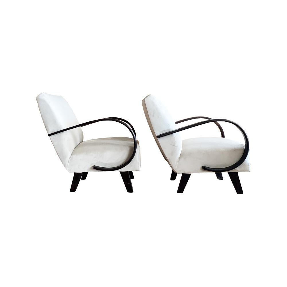 Diseñados entre 1950 y 1959, estos sillones de mediados de siglo tienen los brazos de madera curvada con una pátina muy desgastada, propia de las piezas verdaderamente vintage.

Dimensiones: 31,5