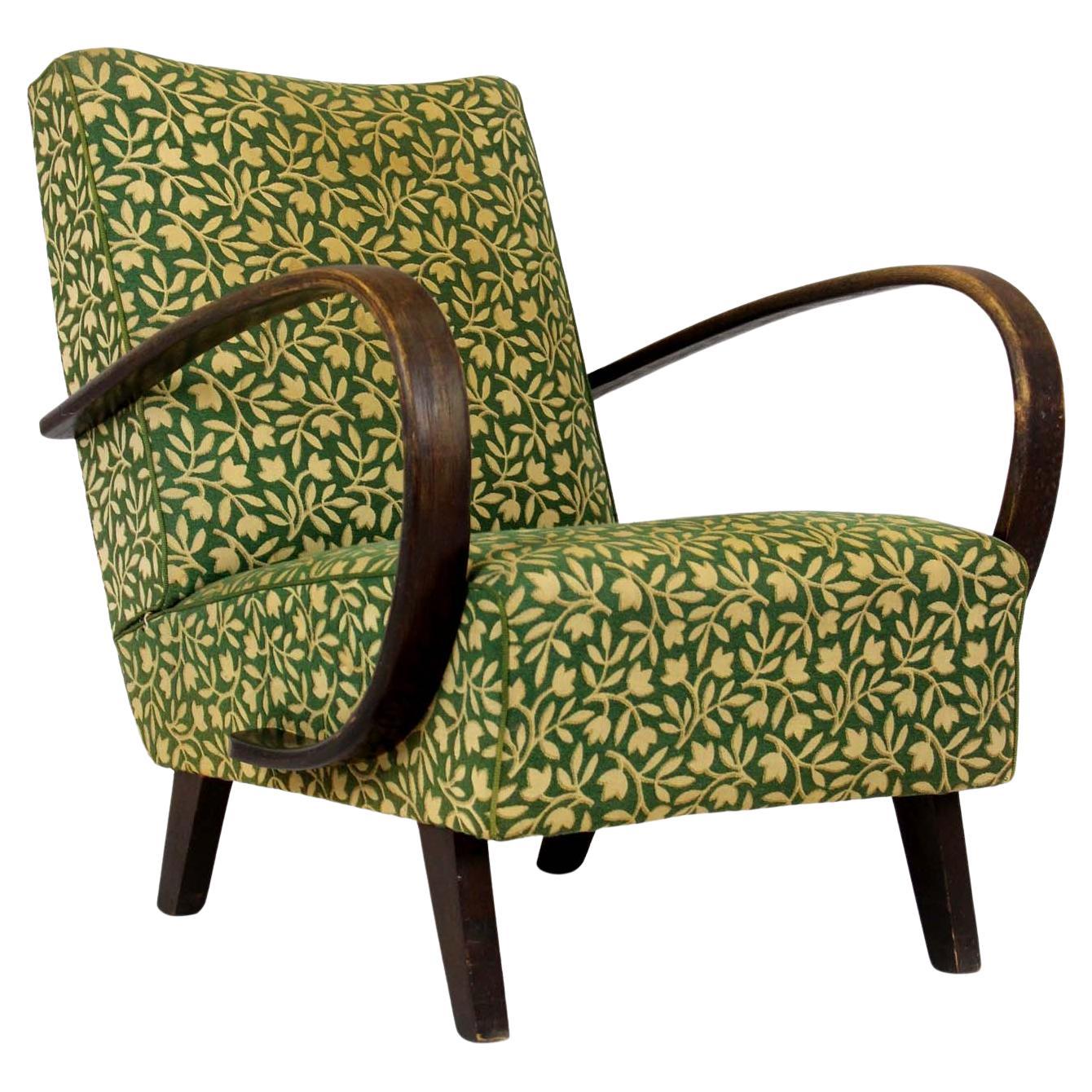 Tschechischer Bugholzsessel, entworfen von Jindřich Halabala für UP Závody, 1940er-1950er Jahre. Mit seinen ikonischen geschwungenen Armen und den raffinierten Proportionen veranschaulicht er auf wunderbare Weise den Übergang vom späten Art déco zum