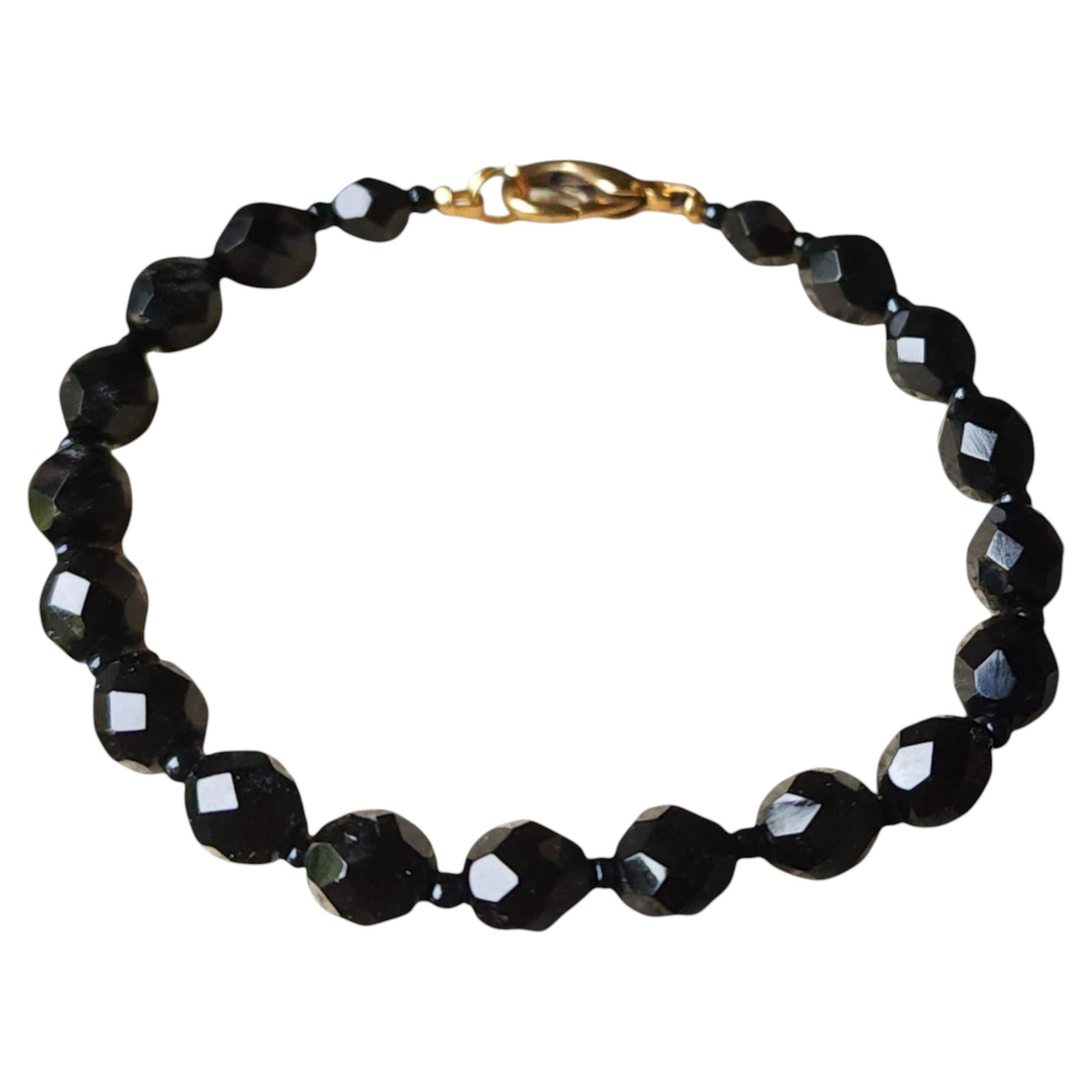 Bracelet tchèque de Bohême du XXe siècle, composé de perles de verre noires facettées et doté d'un fermoir doré en vente