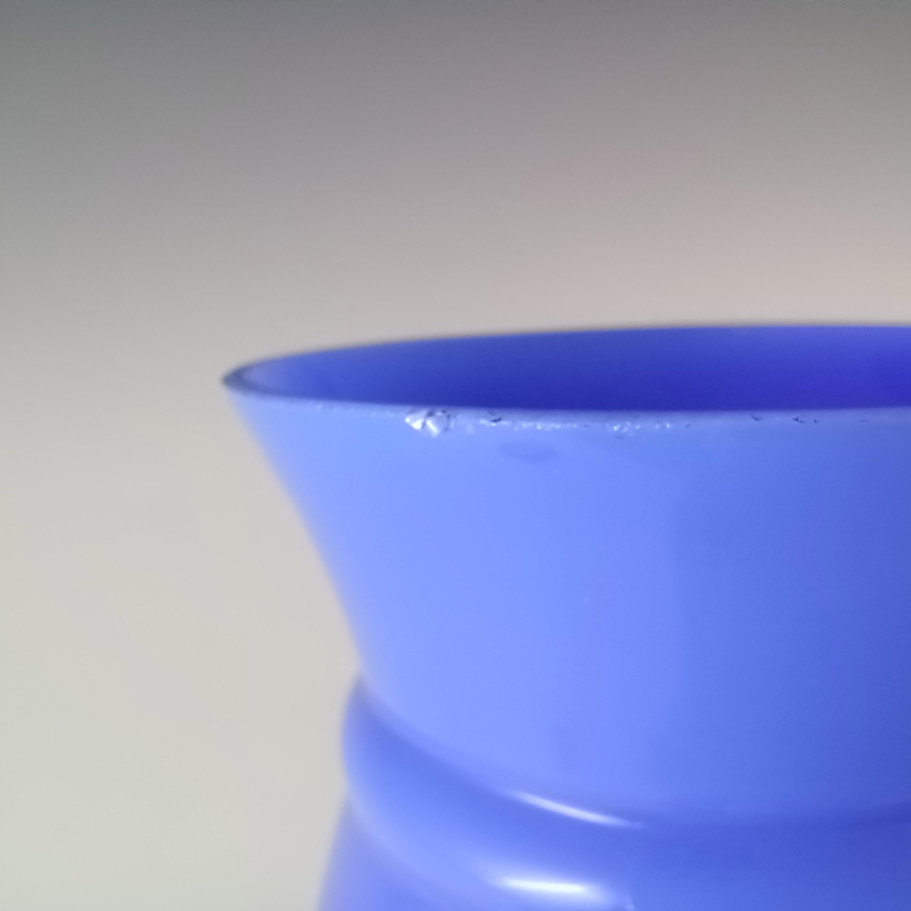 Jarrón checo / bohemio Art Decó de vidrio salpicado azul, rojo y amarillo en venta 3