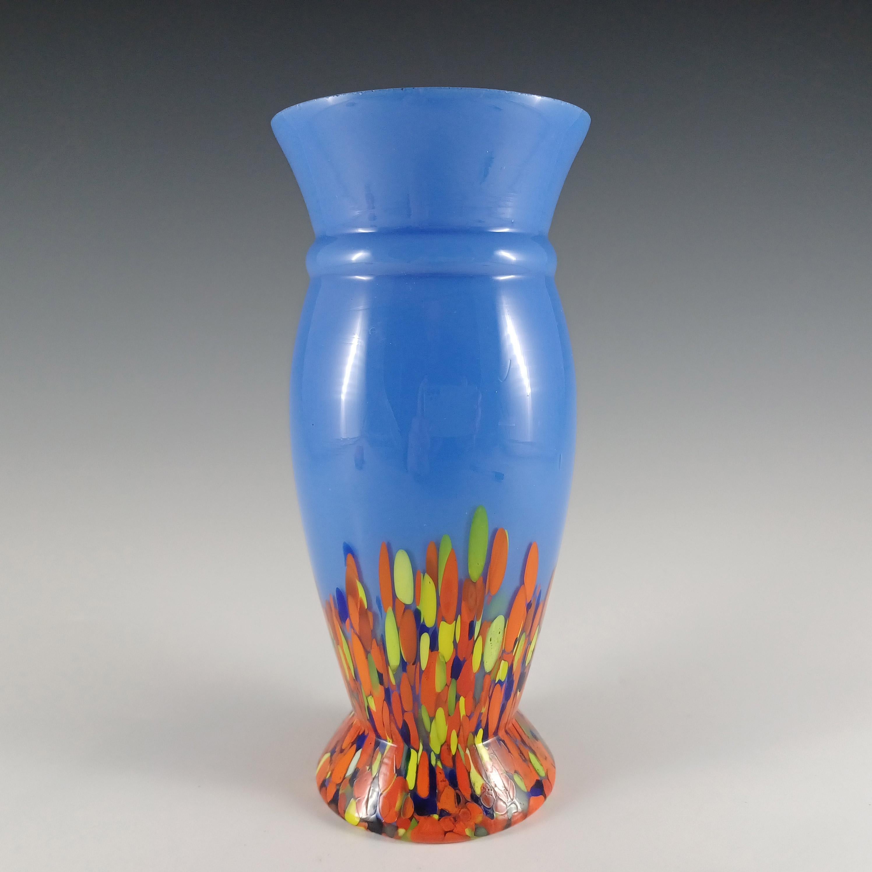 Magnífico jarrón checo/bohemio azul de estilo art déco de 1930, de vidrio soplado, con base de vidrio salpicado de rojo anaranjado y amarillo.

Talla
Mide aproximadamente 7 pulgadas de alto por 3,25 pulgadas de diámetro en el punto más