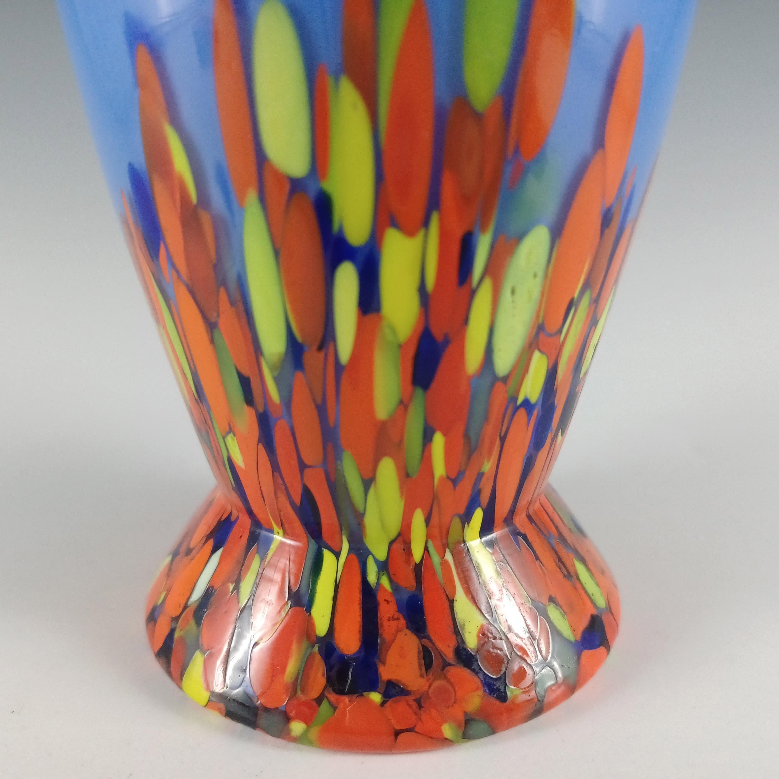 Jarrón checo / bohemio Art Decó de vidrio salpicado azul, rojo y amarillo Checo en venta