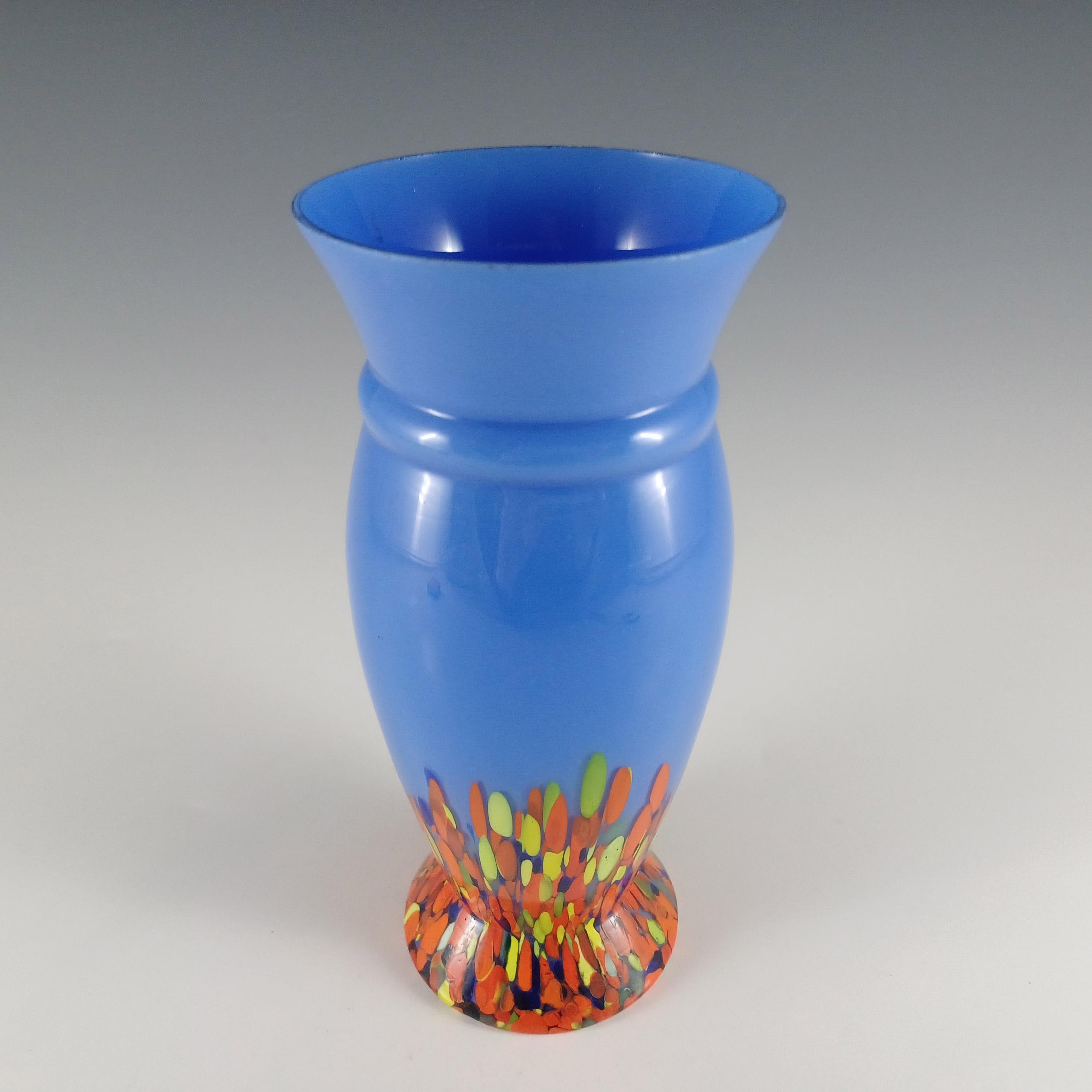 Jarrón checo / bohemio Art Decó de vidrio salpicado azul, rojo y amarillo Hecho a mano en venta