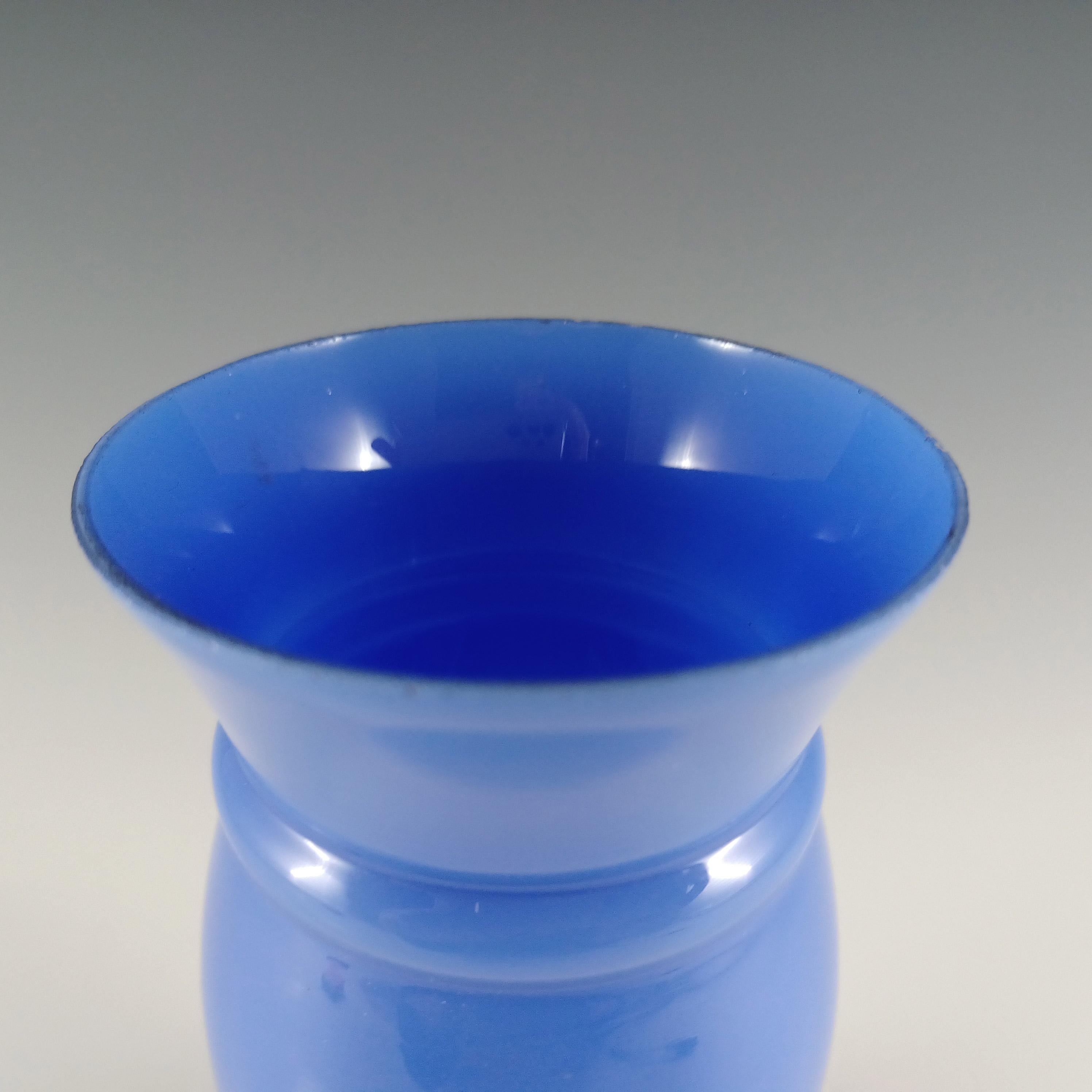 Jarrón checo / bohemio Art Decó de vidrio salpicado azul, rojo y amarillo Vidrio en venta