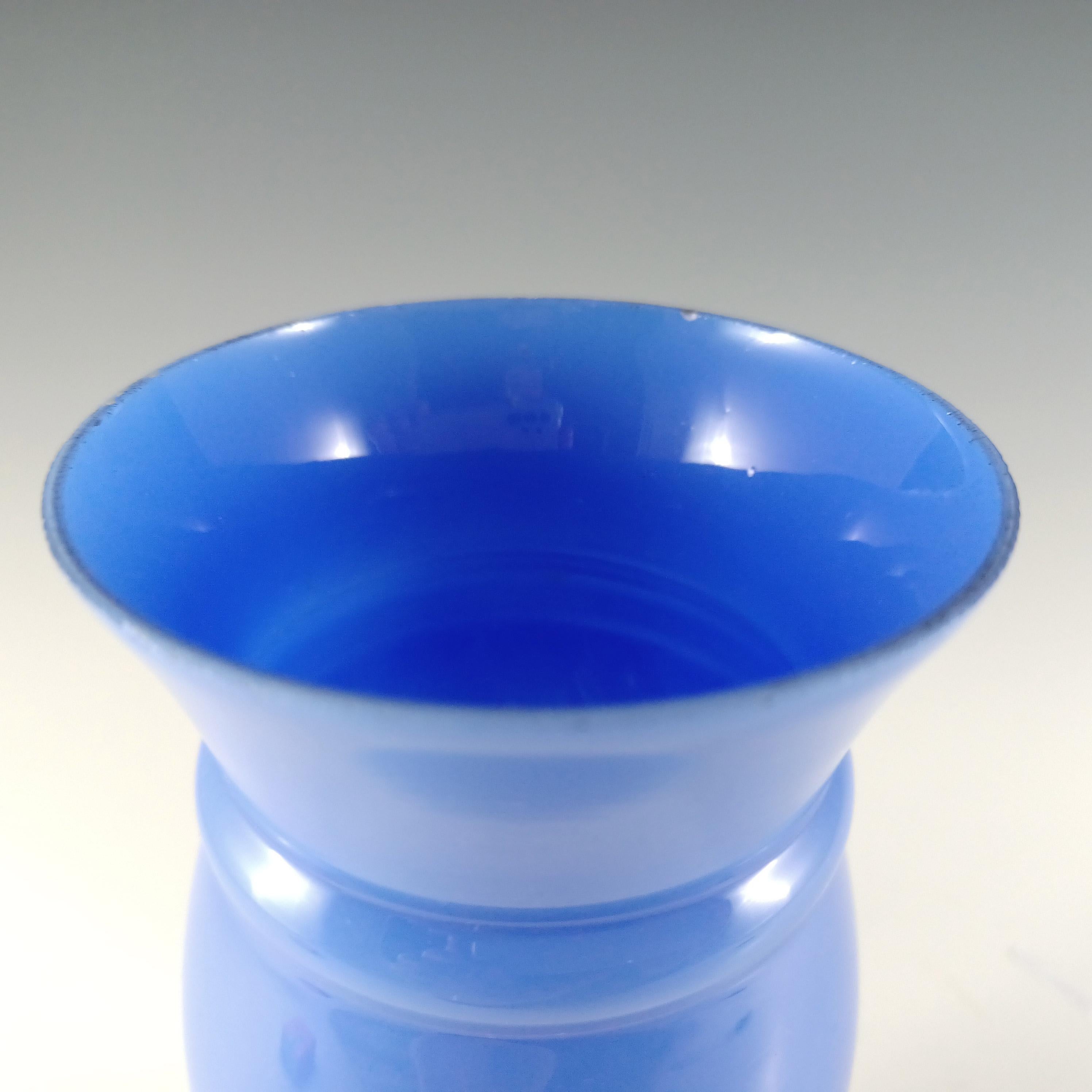 Jarrón checo / bohemio Art Decó de vidrio salpicado azul, rojo y amarillo en venta 2