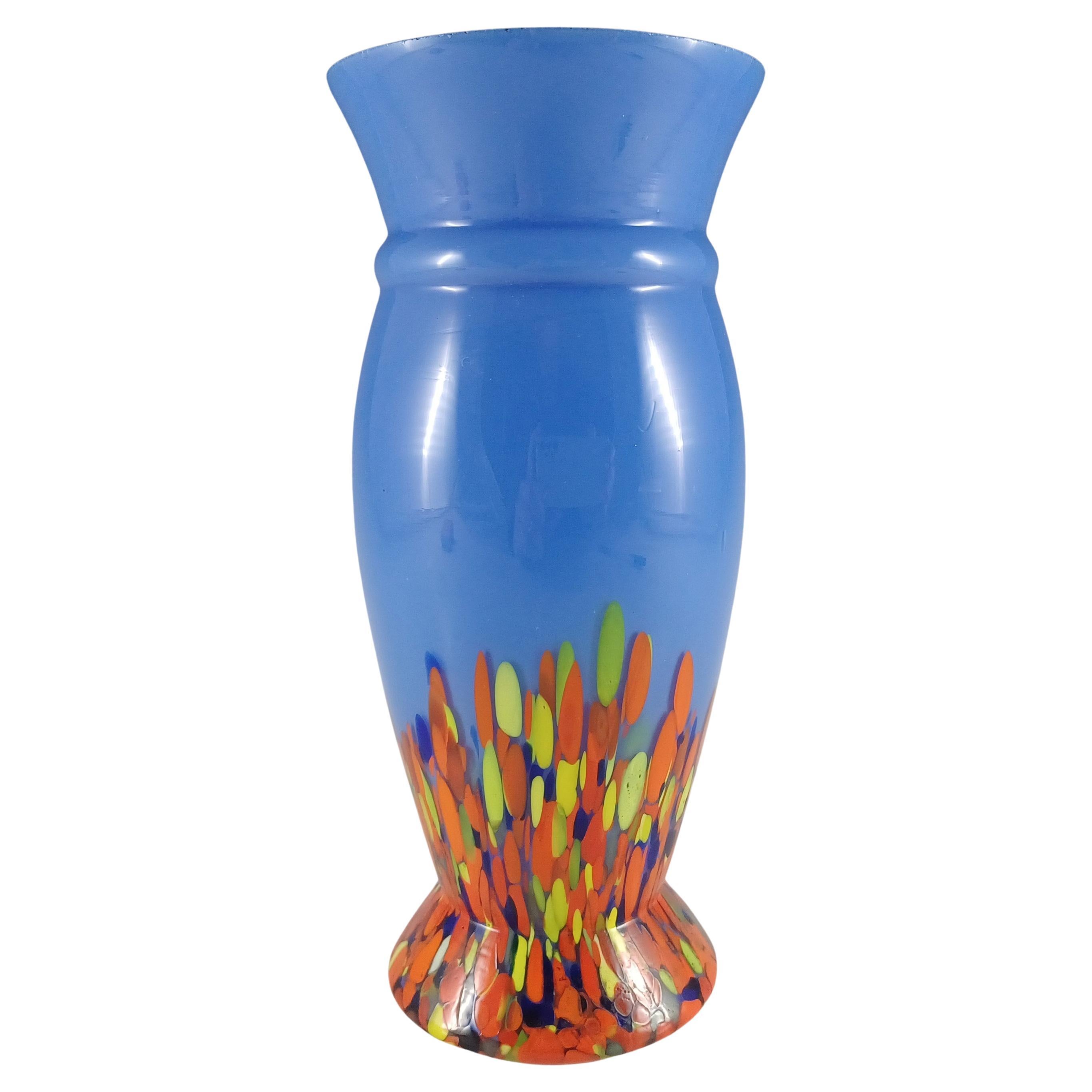 Jarrón checo / bohemio Art Decó de vidrio salpicado azul, rojo y amarillo