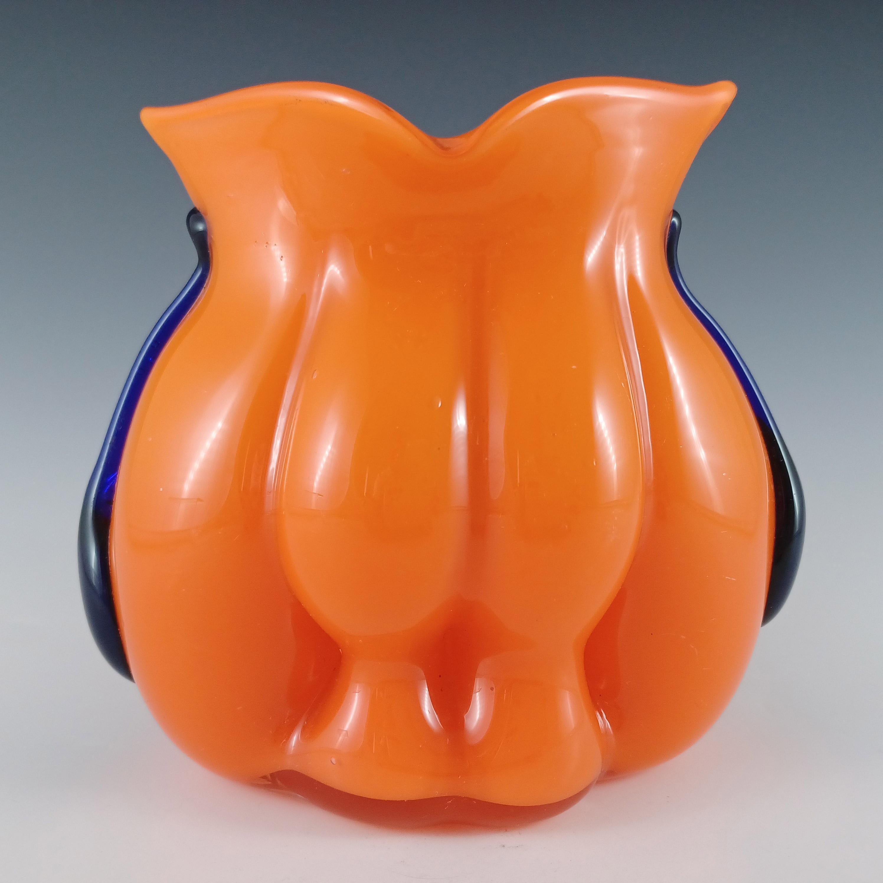 Un superbo vaso in vetro soffiato arancione ceco/boemo degli anni '30 dalla forma insolita e organica, con lobi laterali in vetro blu applicati. Probabilmente da Welz o Kralik. Conosciuta come vetro 