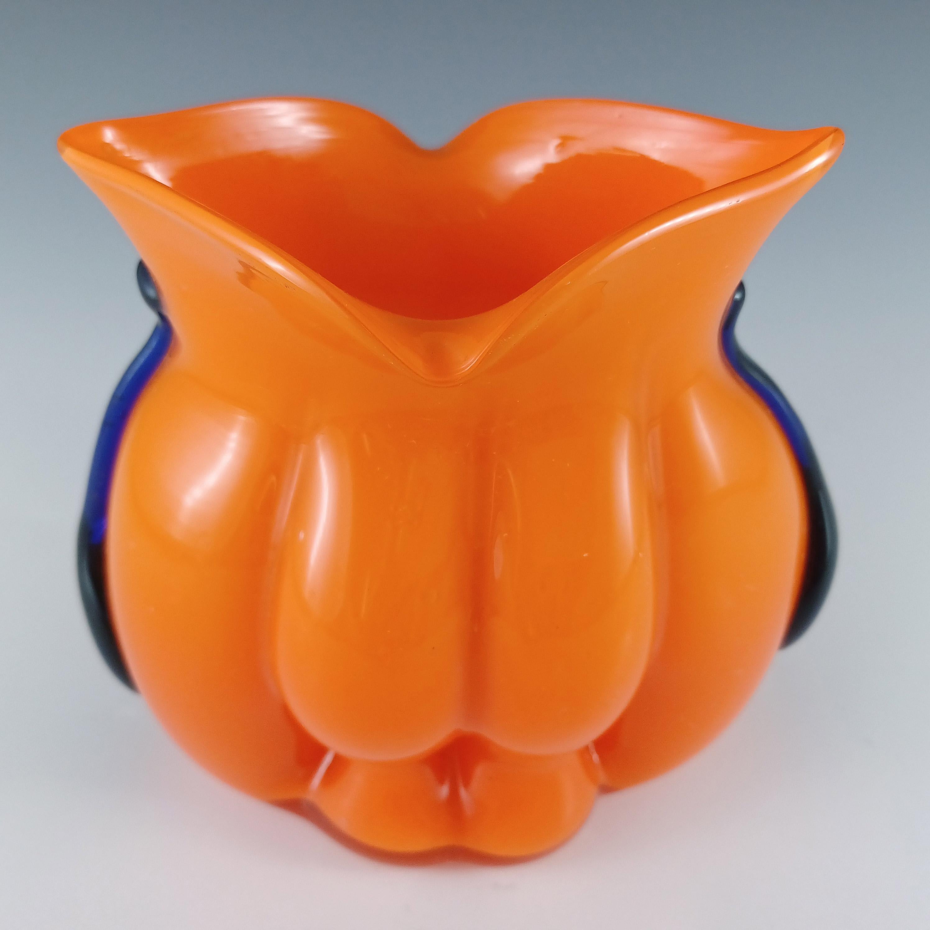 Art Déco Vaso di vetro ceco / boemo Art Deco arancione e blu Tango in vendita