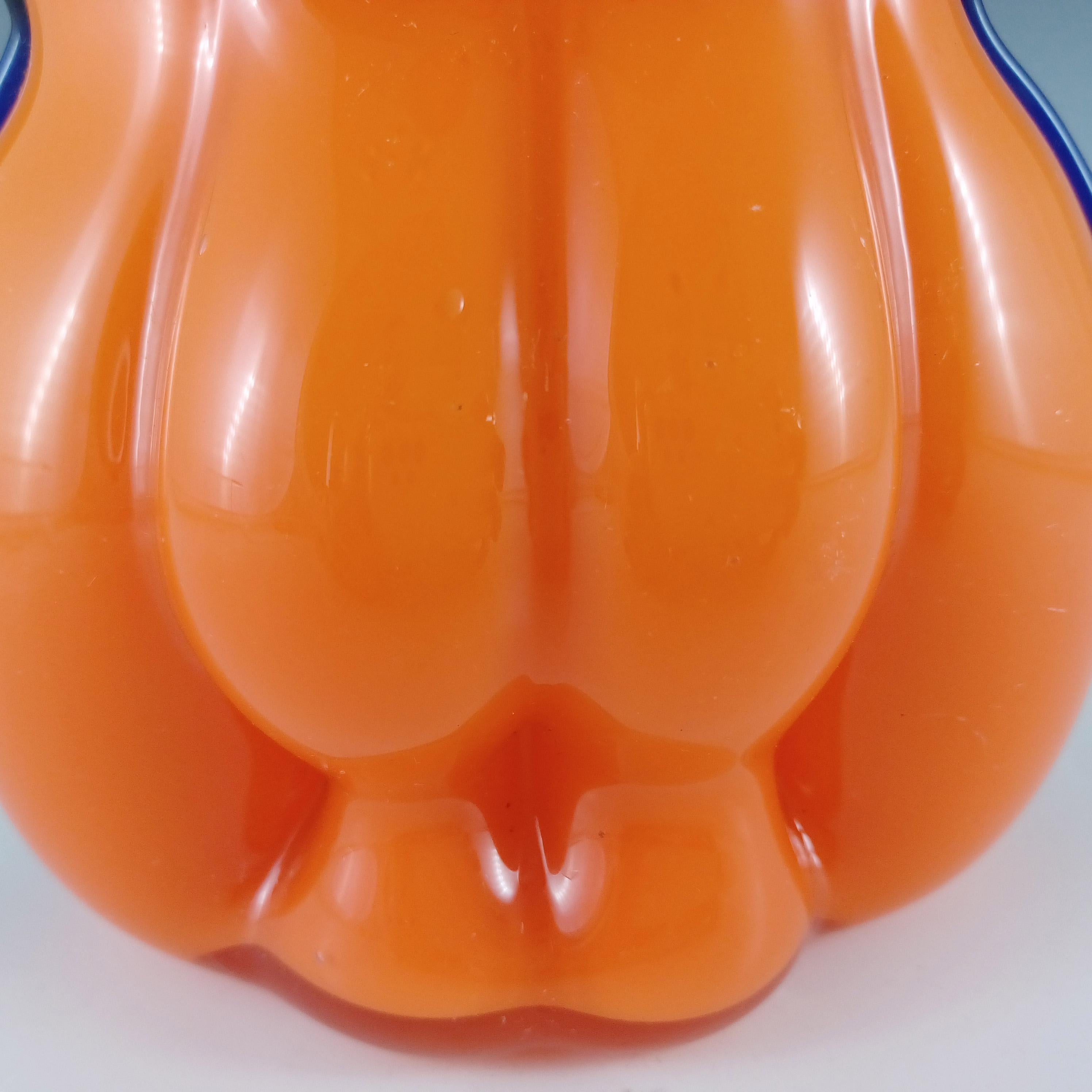 Ceco Vaso di vetro ceco / boemo Art Deco arancione e blu Tango in vendita