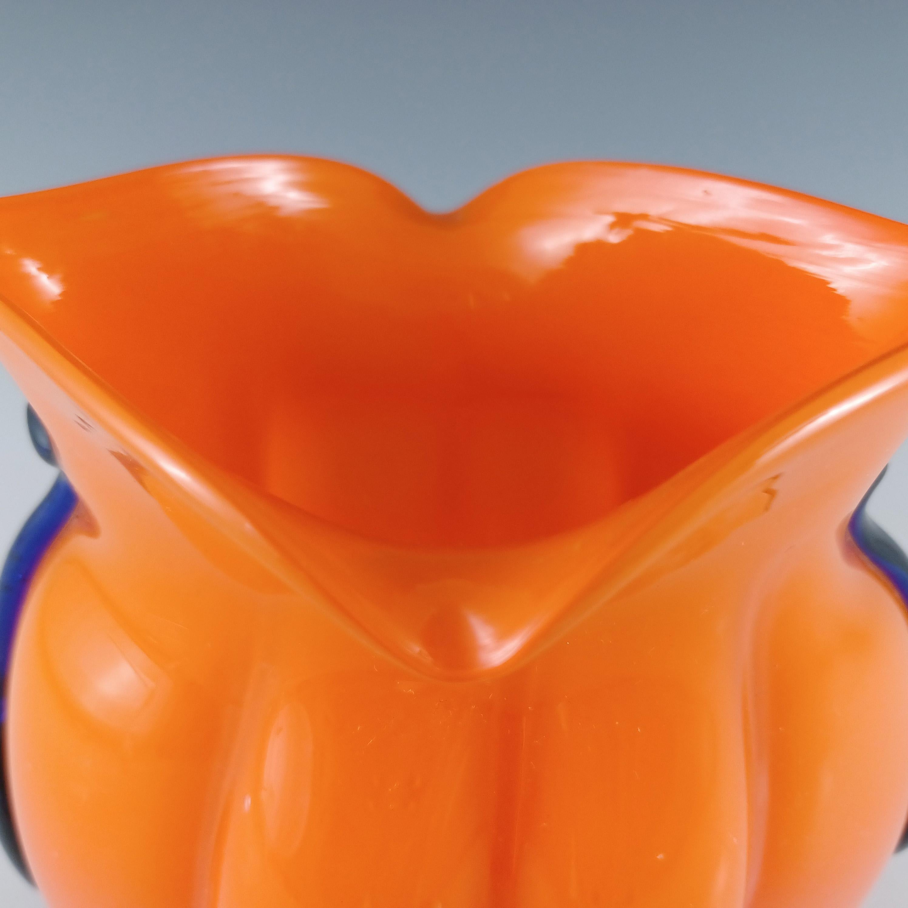 Fatto a mano Vaso di vetro ceco / boemo Art Deco arancione e blu Tango in vendita