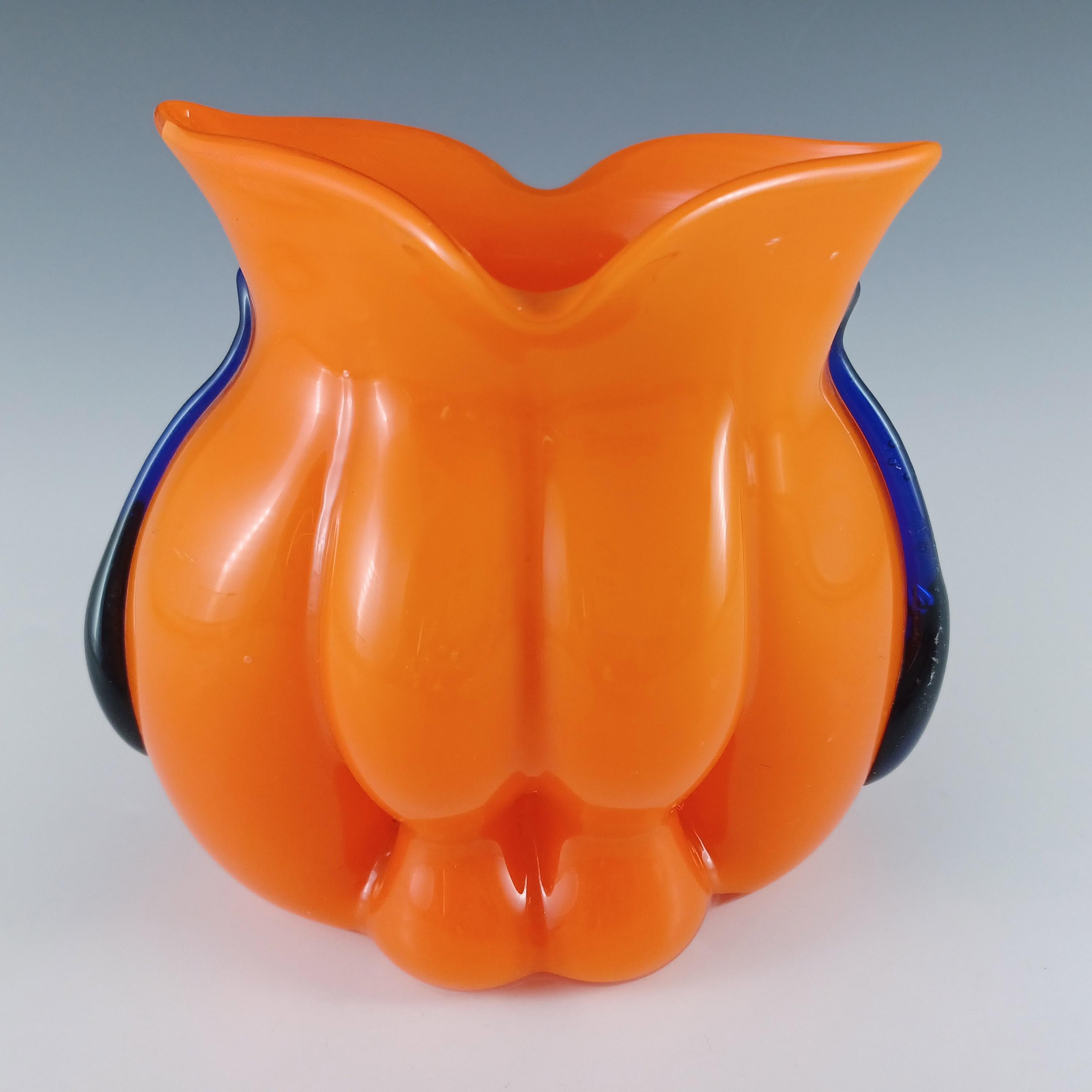 Metà XX secolo Vaso di vetro ceco / boemo Art Deco arancione e blu Tango in vendita