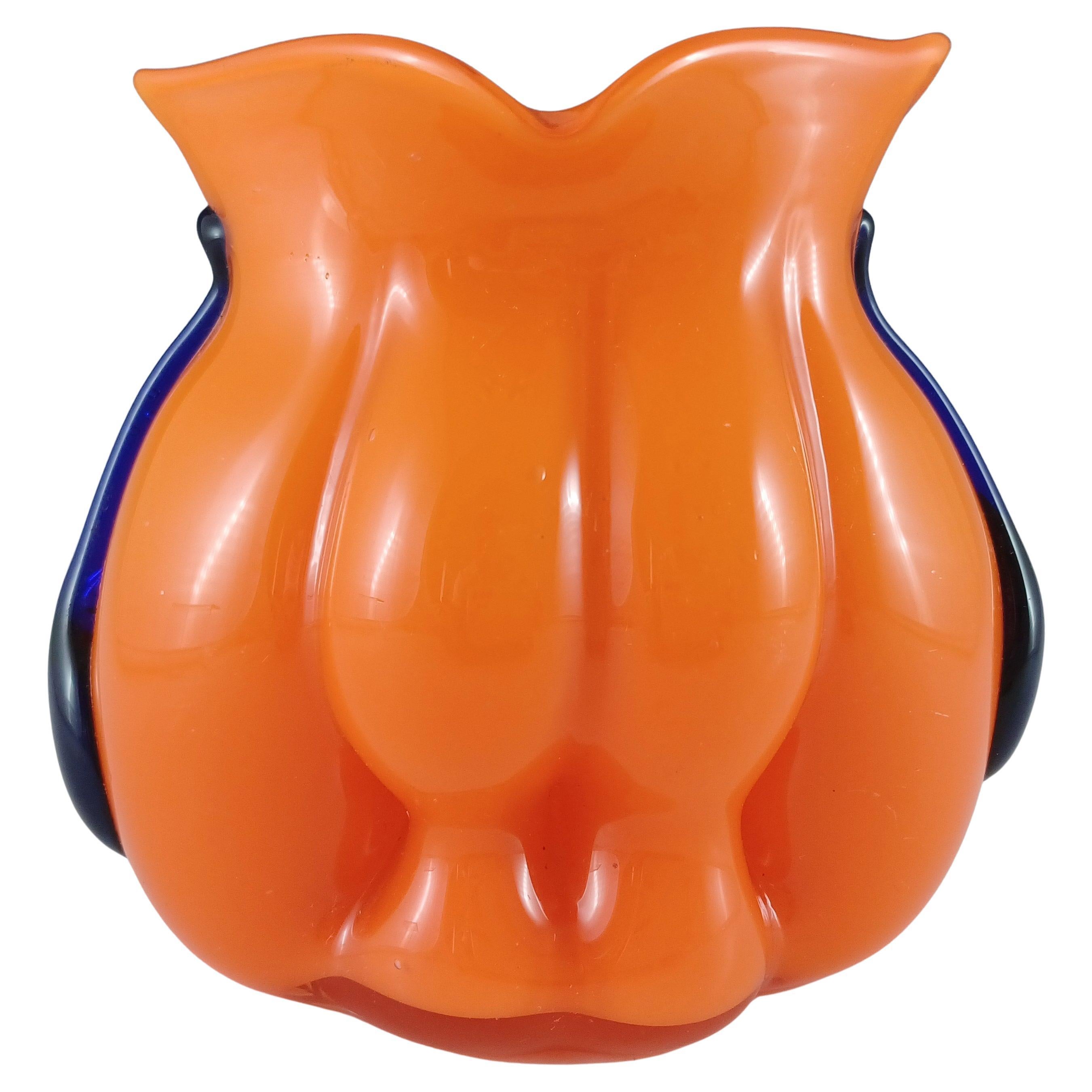 Jarrón de cristal checo / bohemio art déco naranja y azul tango