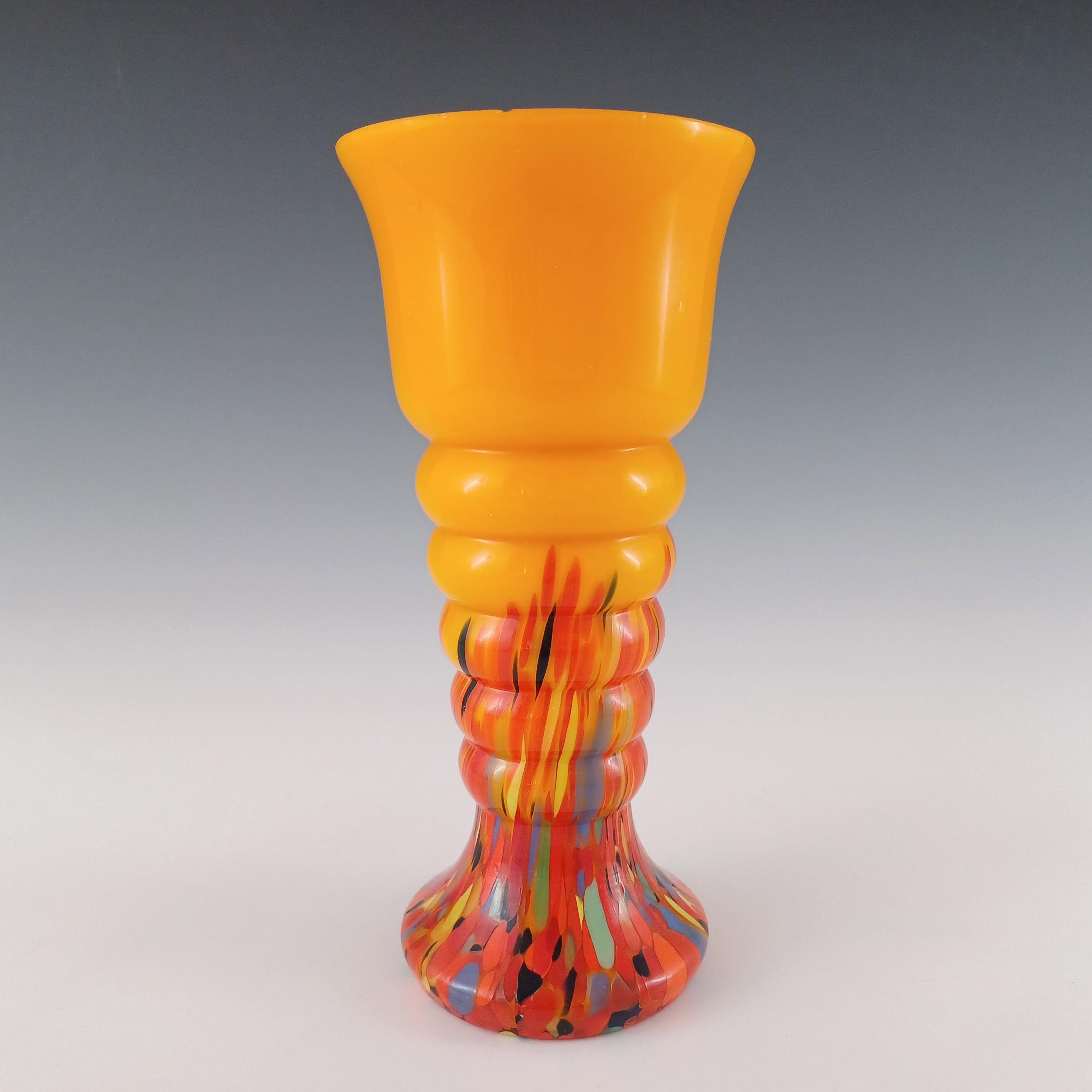 Magnífico jarrón checo/bohemio de cristal soplado de color naranja brillante estilo art déco de 1930 con base de cristal salpicado multicolor.

Talla
Mide aproximadamente 7,25 pulgadas de alto por 3,5 pulgadas de diámetro en el punto más