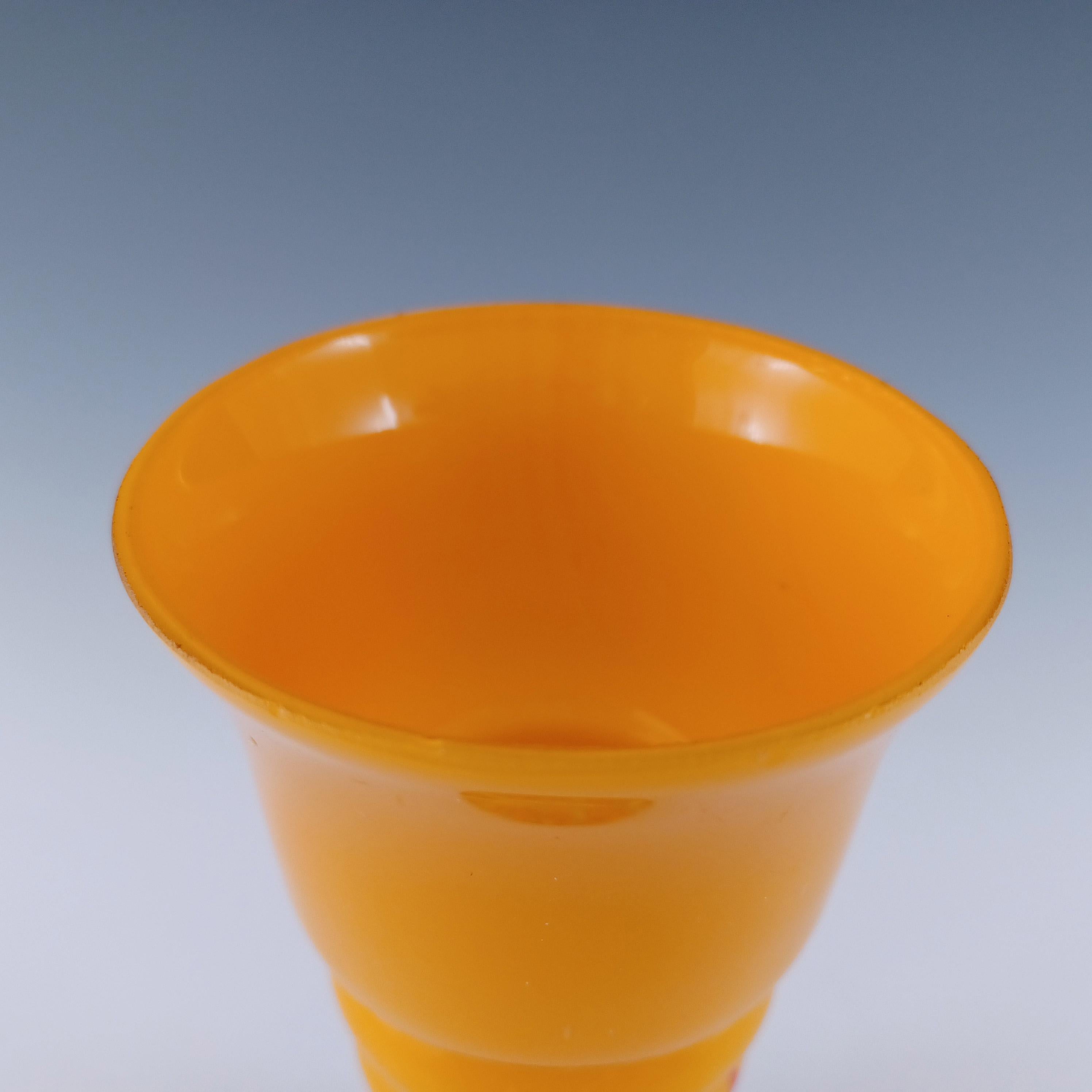 Jarrón checo / bohemio Art Decó de cristal salpicado de naranja mediados del siglo XX en venta