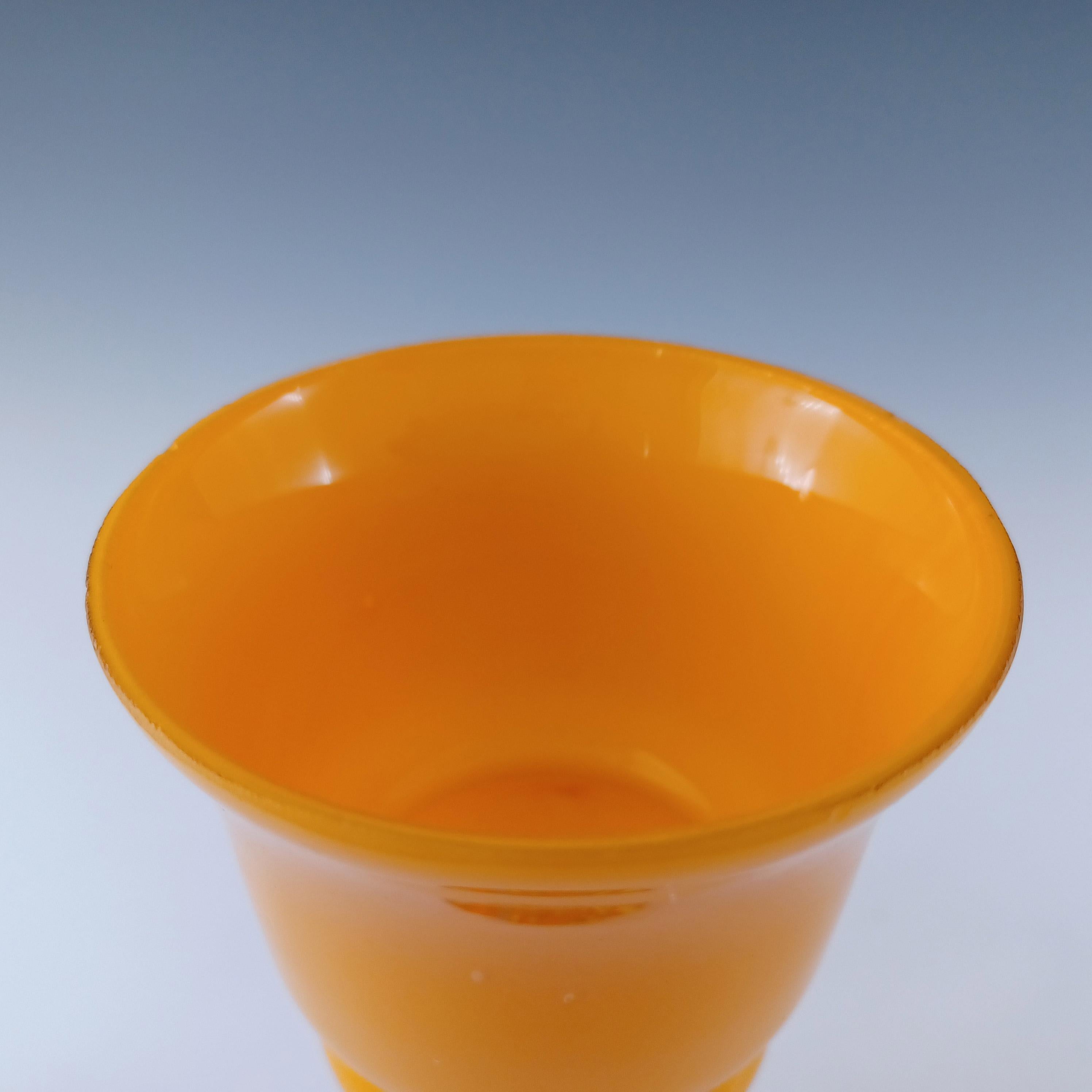 Jarrón checo / bohemio Art Decó de cristal salpicado de naranja en venta 1