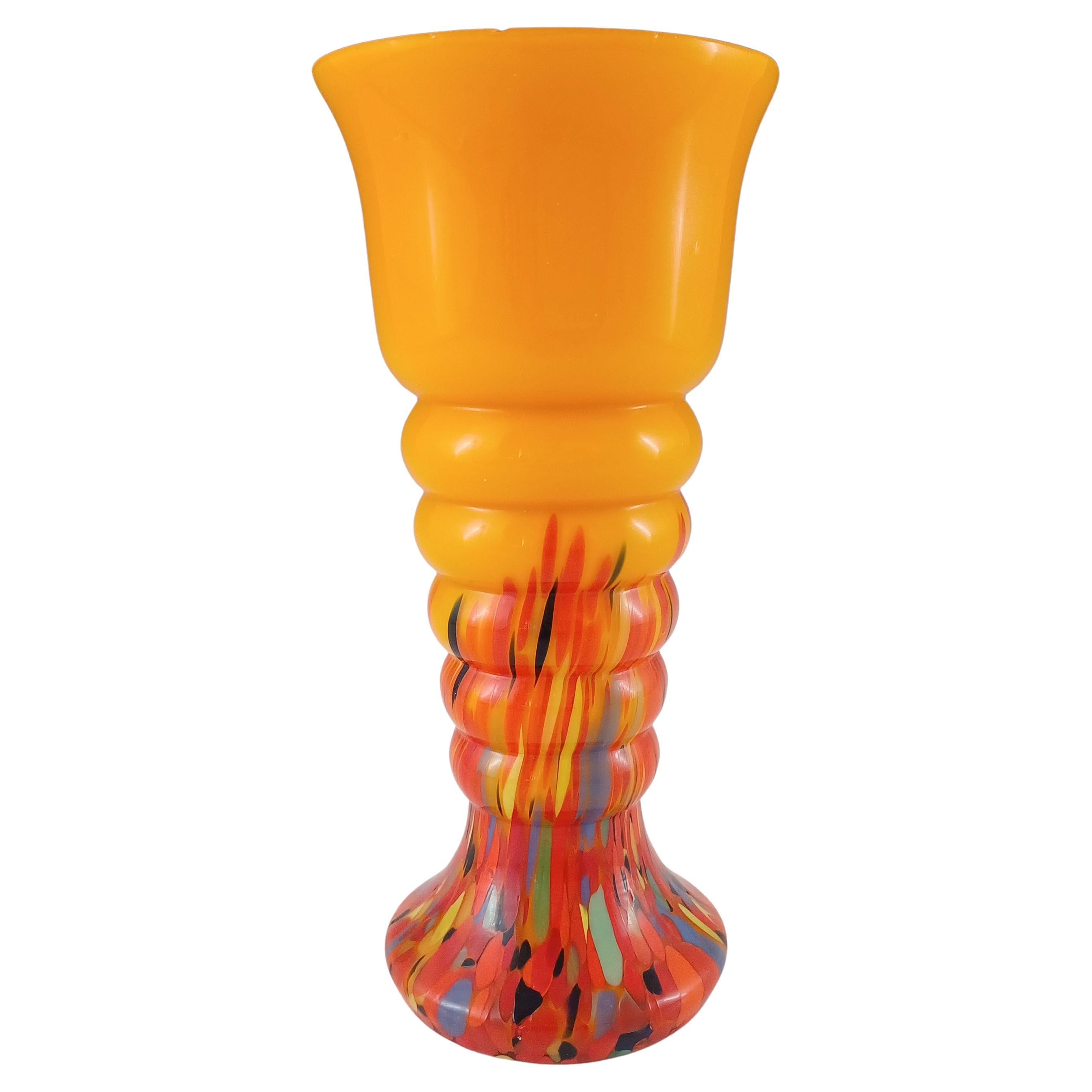 Jarrón checo / bohemio Art Decó de cristal salpicado de naranja