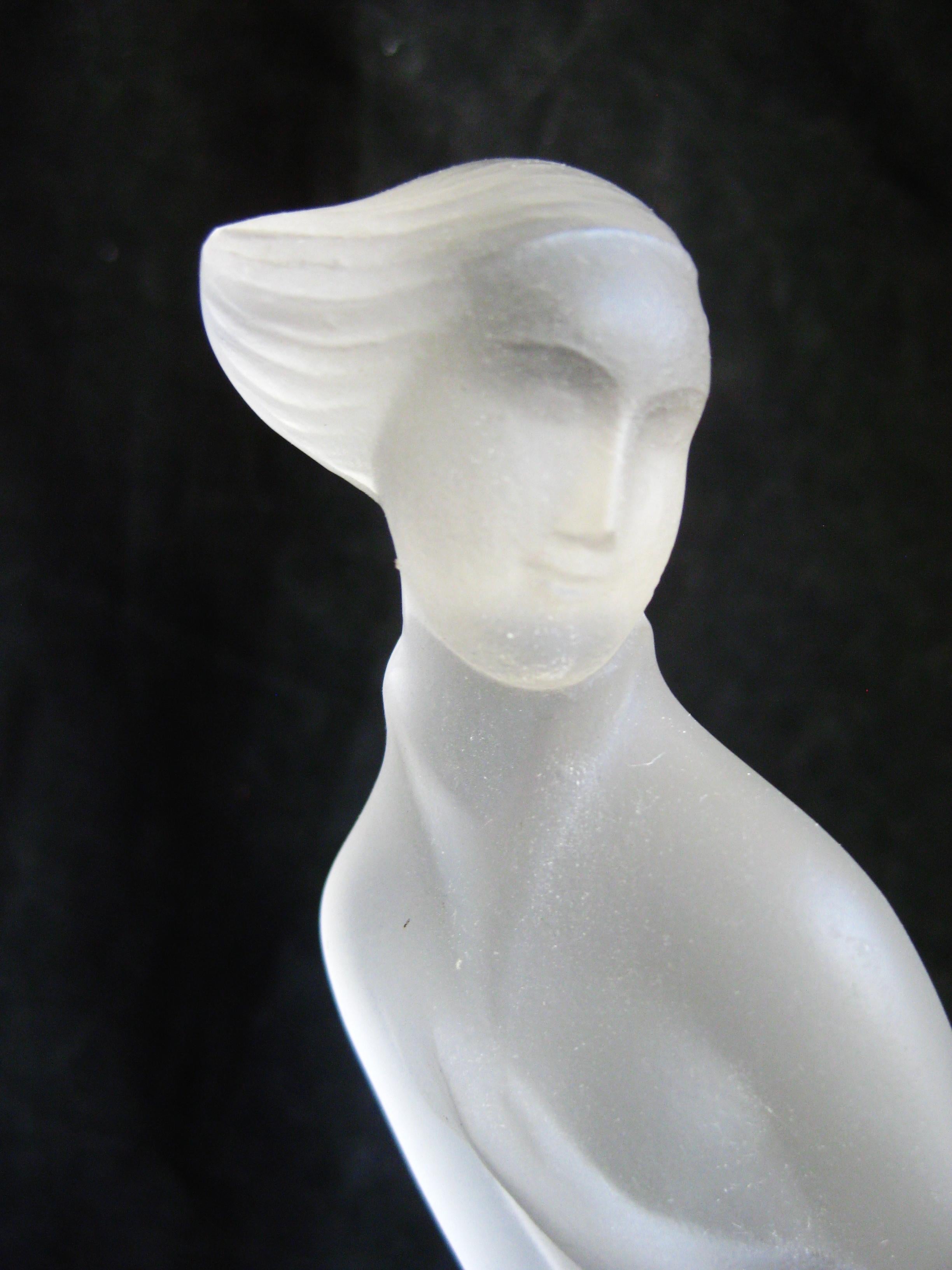 Squisita scultura vintage di Curt Schlevogt in vetro artistico boemo con donna al vento della serie Ingrid. Bellissimo design Art Deco. Visualizza in modo eccellente. Il pezzo è alto 8,5/8