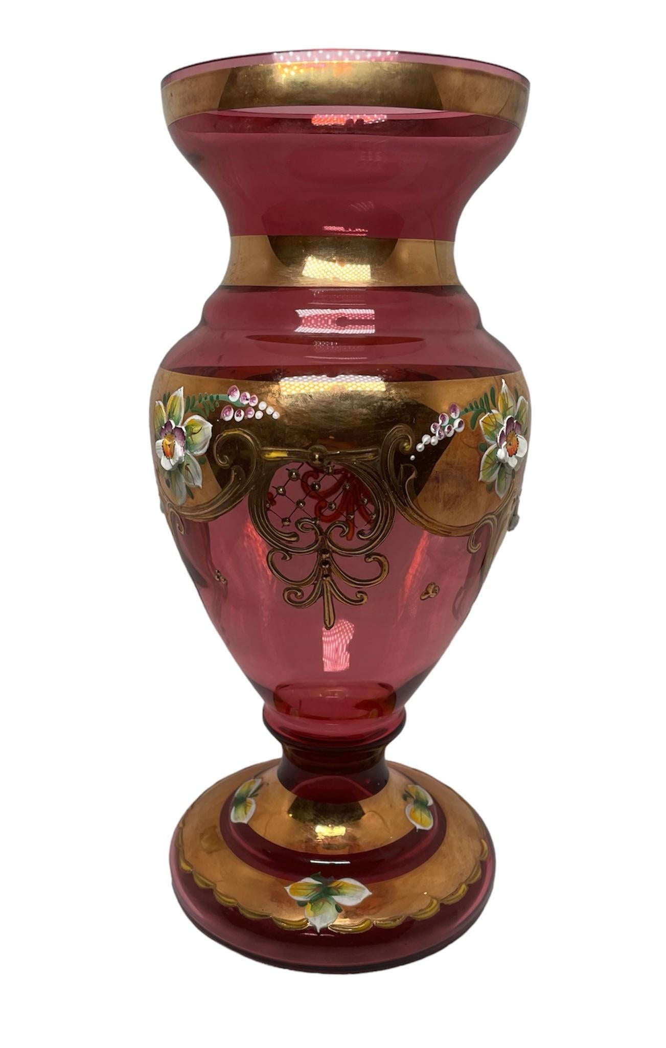Vase en verre d'art doré de Bohème tchèque Bon état - En vente à Guaynabo, PR