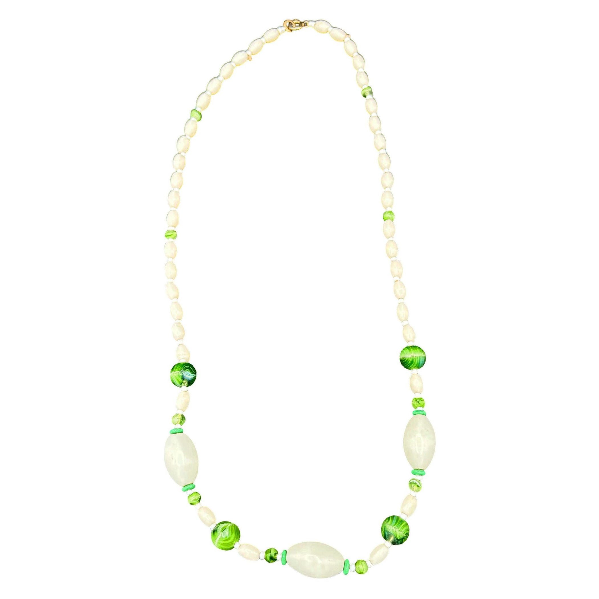 Collier de perles en verre d'art tchèque de Bohème, vert et blanc, avec coquillages. en vente