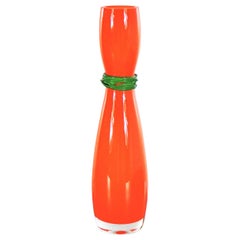 Vase en verre sablier de Bohème tchèque signé Rony Plesl en orange et vert