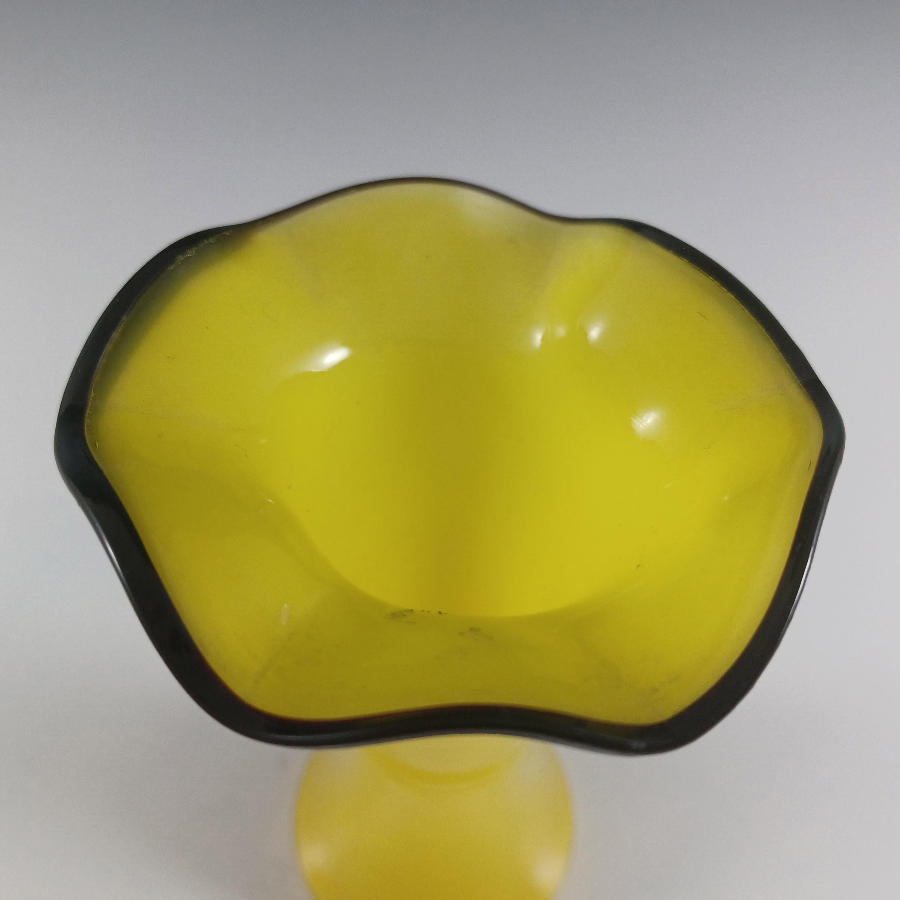 Tchèque / Bohème Paire de vases en verre Tango jaune et noir en vente 3