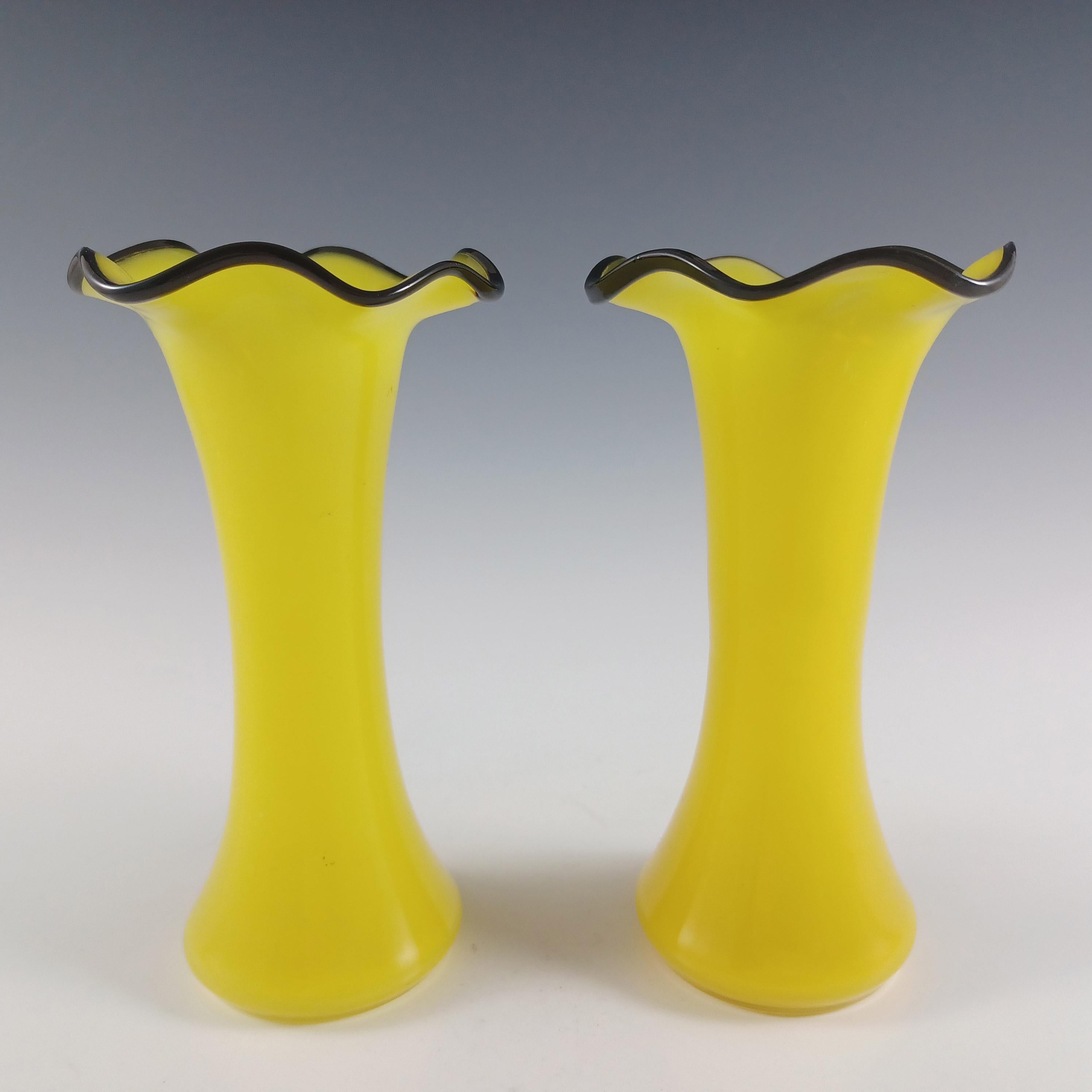 Superbe paire de vases en verre soufflé tchèque/bohémien des années 1930, de couleur jaune vif, avec des bords en verre noir appliqués. Probablement par Welz ou Kralik. Connue sous le nom de verre 