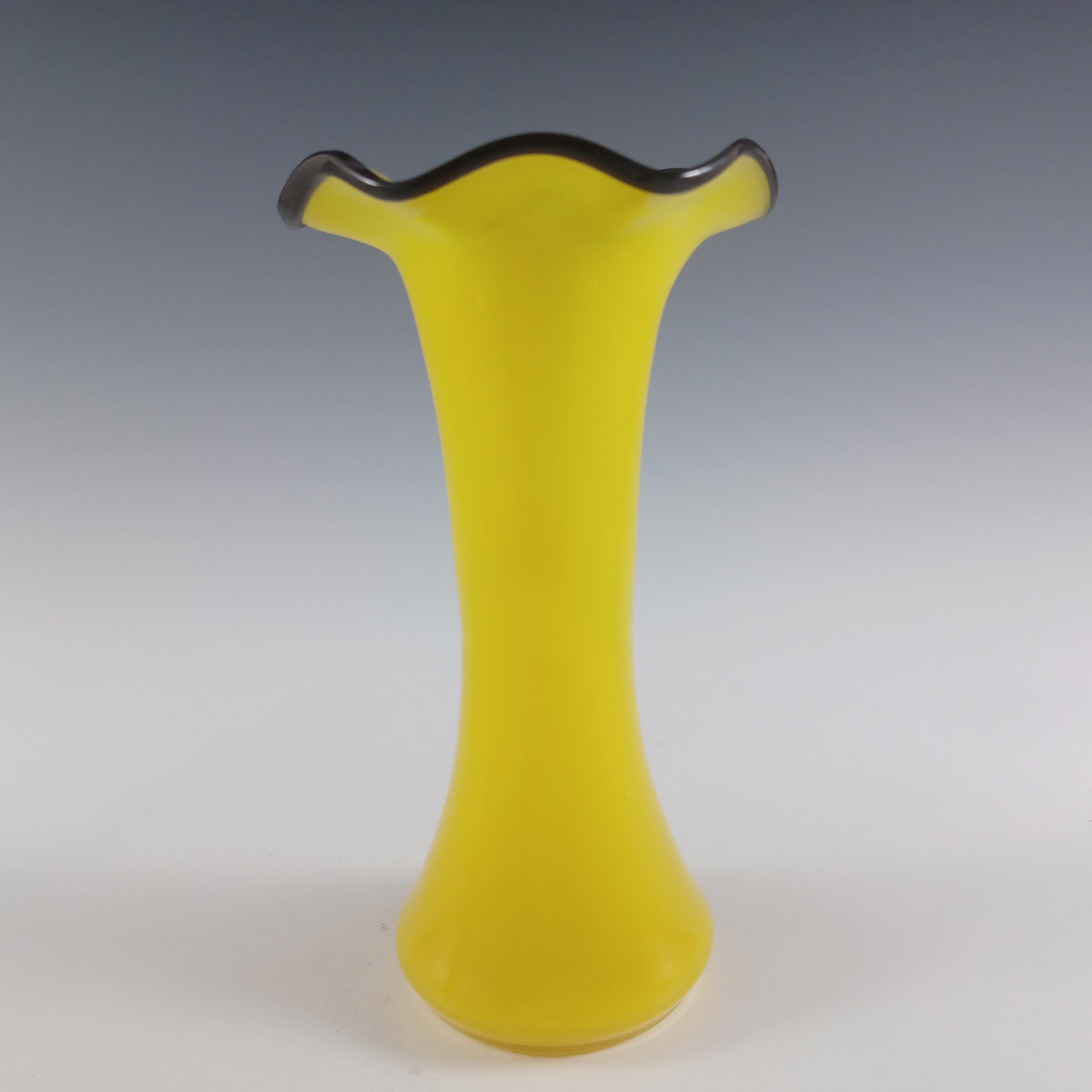 Fait main Tchèque / Bohème Paire de vases en verre Tango jaune et noir en vente