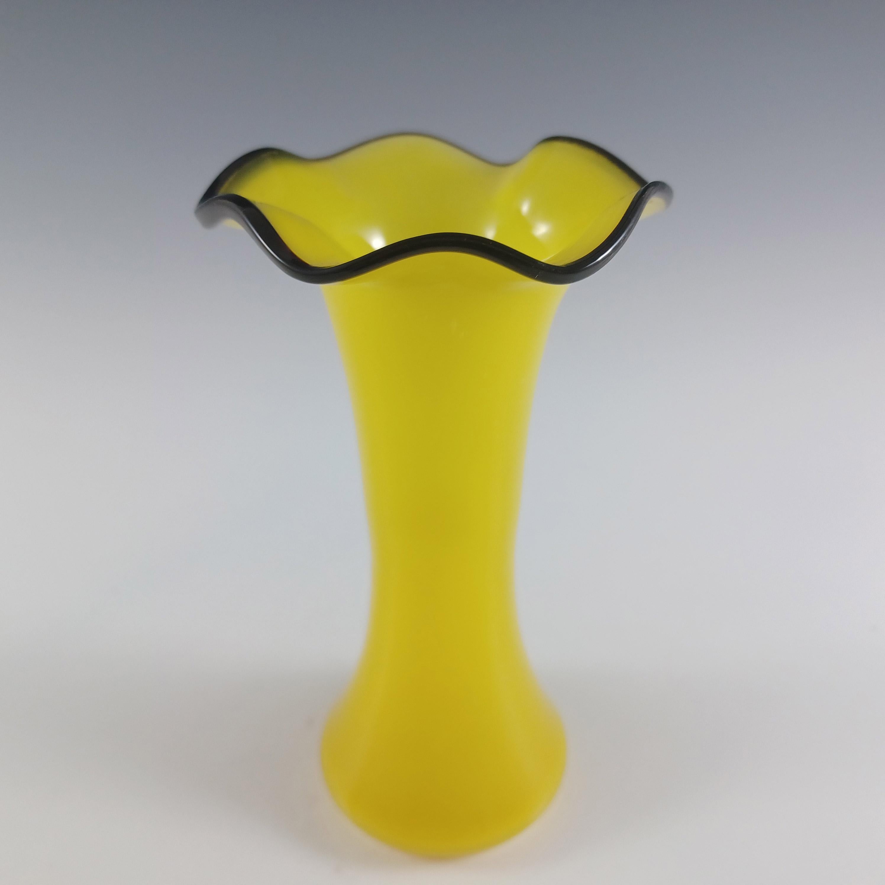 Tchèque / Bohème Paire de vases en verre Tango jaune et noir Bon état - En vente à Bolton, GB