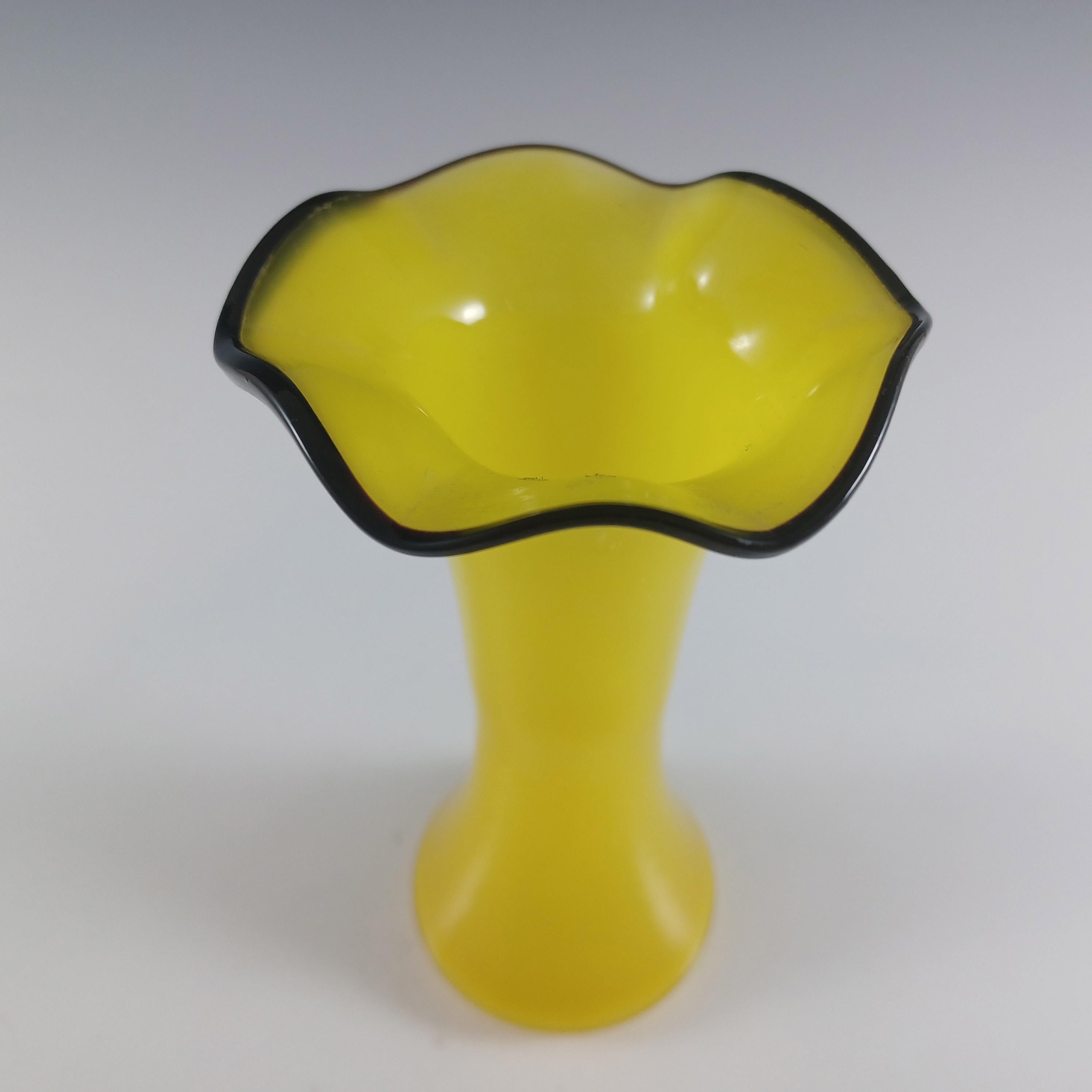 Milieu du XXe siècle Tchèque / Bohème Paire de vases en verre Tango jaune et noir en vente