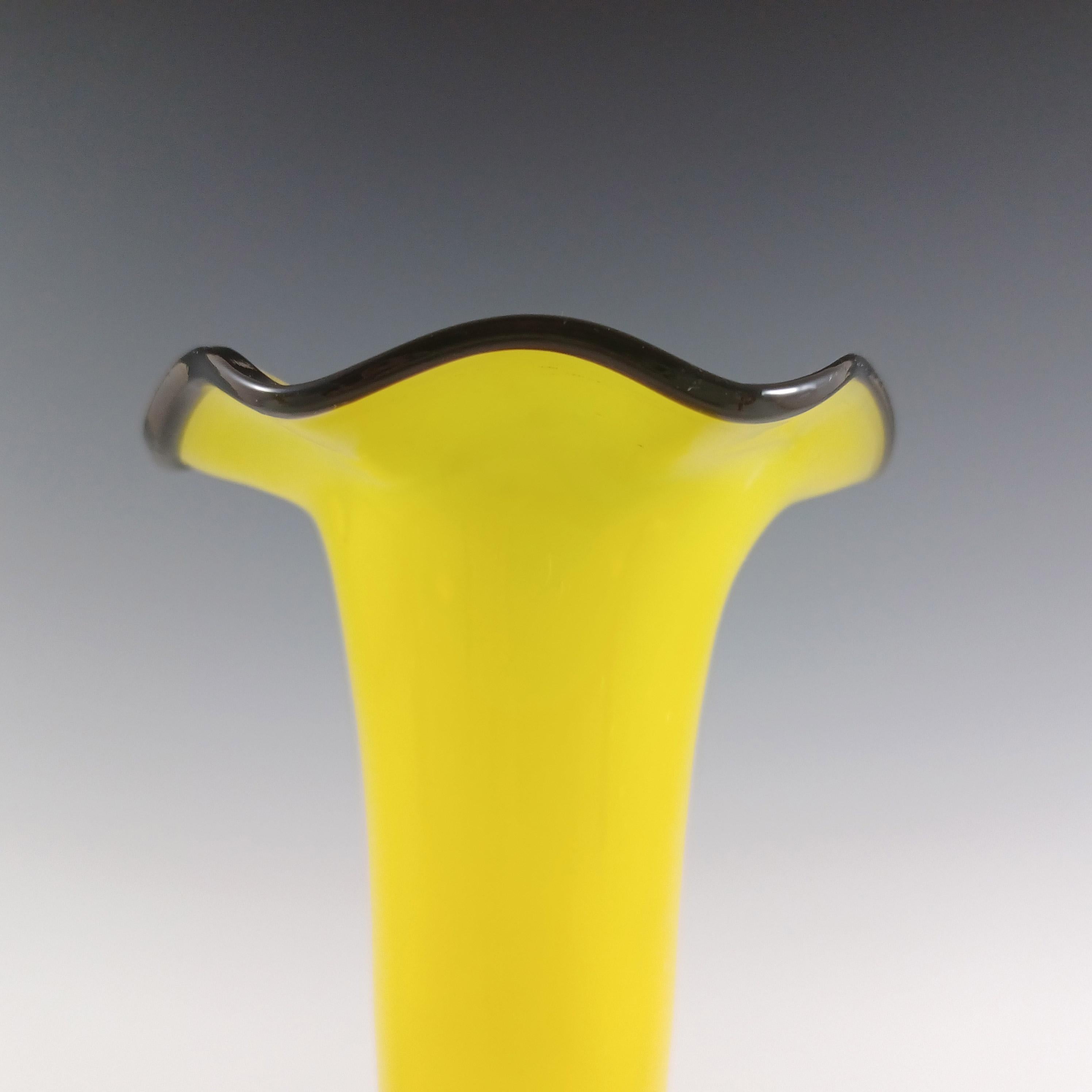 Tchèque / Bohème Paire de vases en verre Tango jaune et noir en vente 1