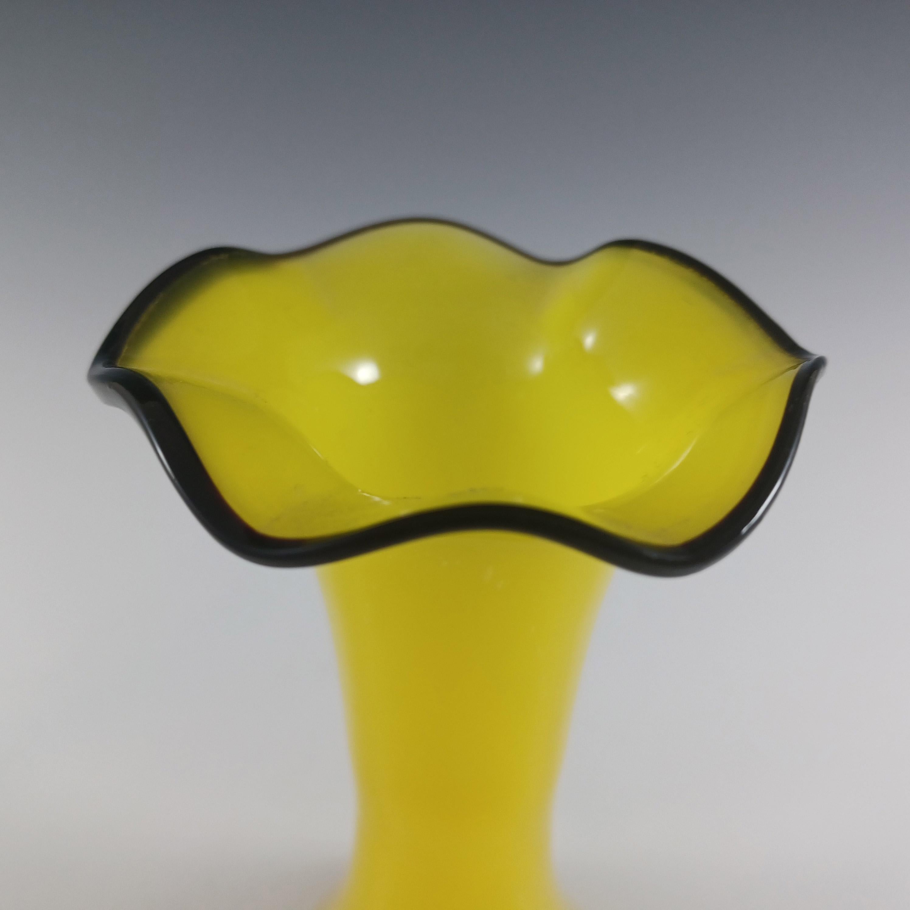 Tchèque / Bohème Paire de vases en verre Tango jaune et noir en vente 2
