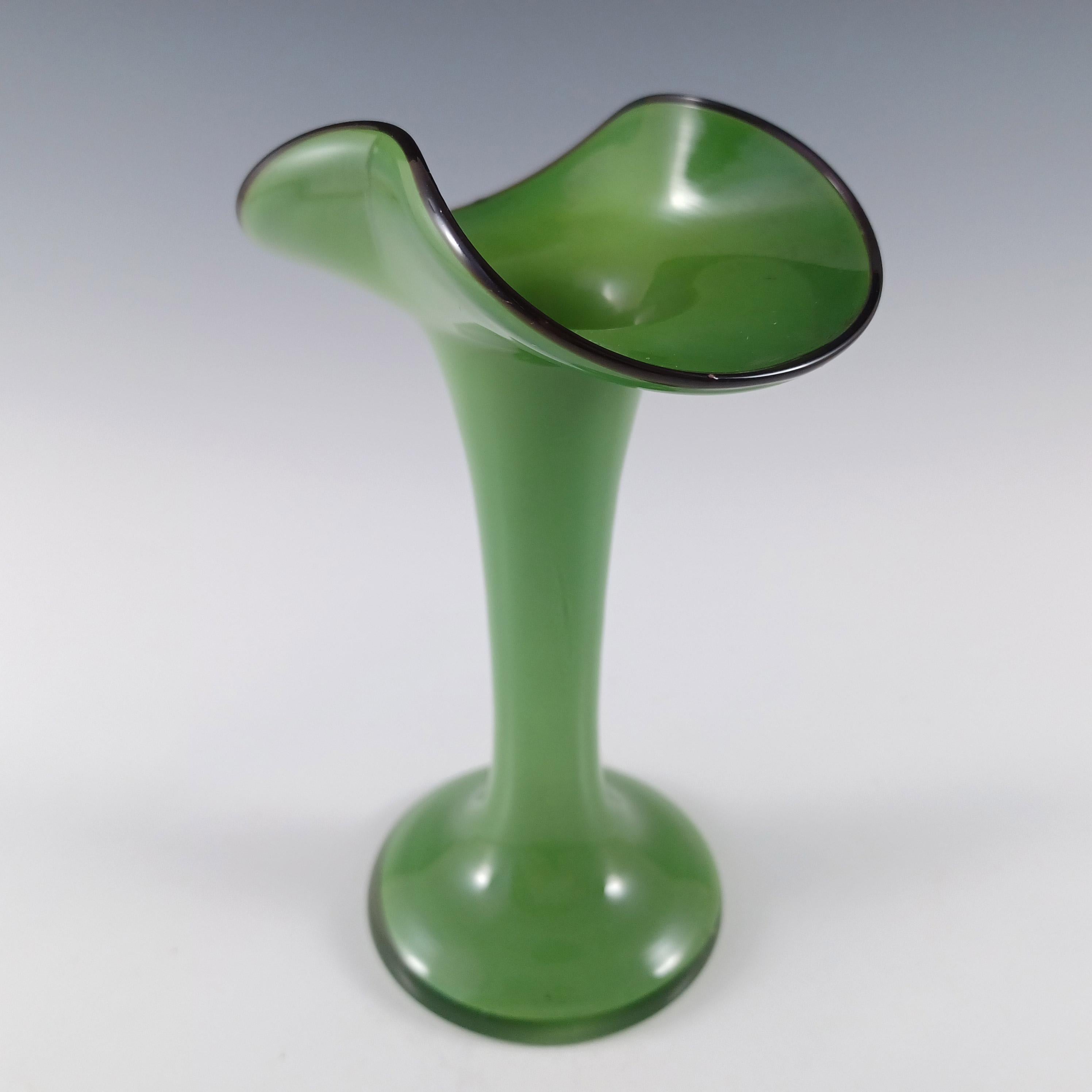 Magnífico jarrón checo/bohemio de 1930 de vidrio soplado verde con borde de vidrio negro aplicado. Conocida como vidrio 