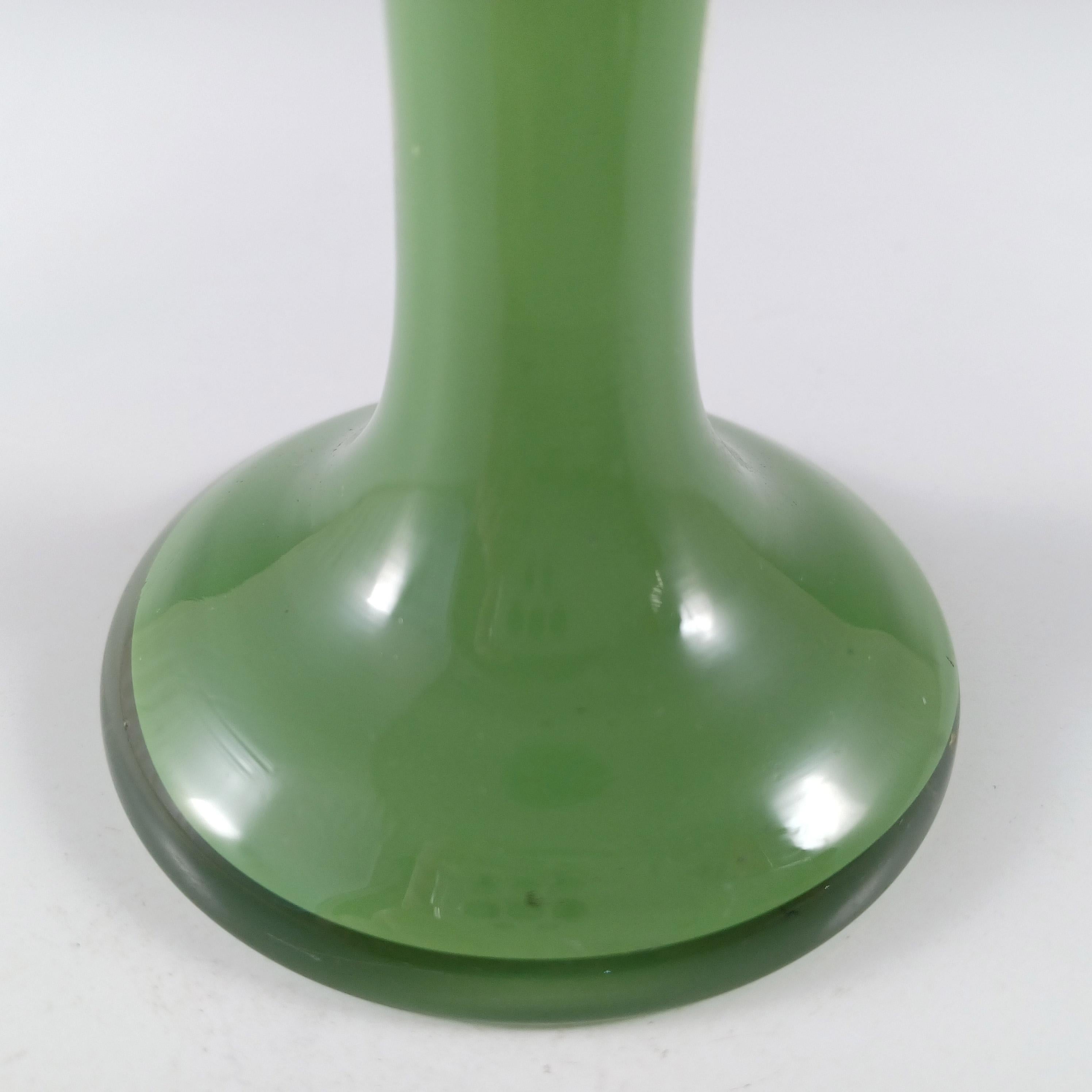 Jarrón de cristal checo / bohemio retro tango verde y negro en Bueno estado para la venta en Bolton, GB