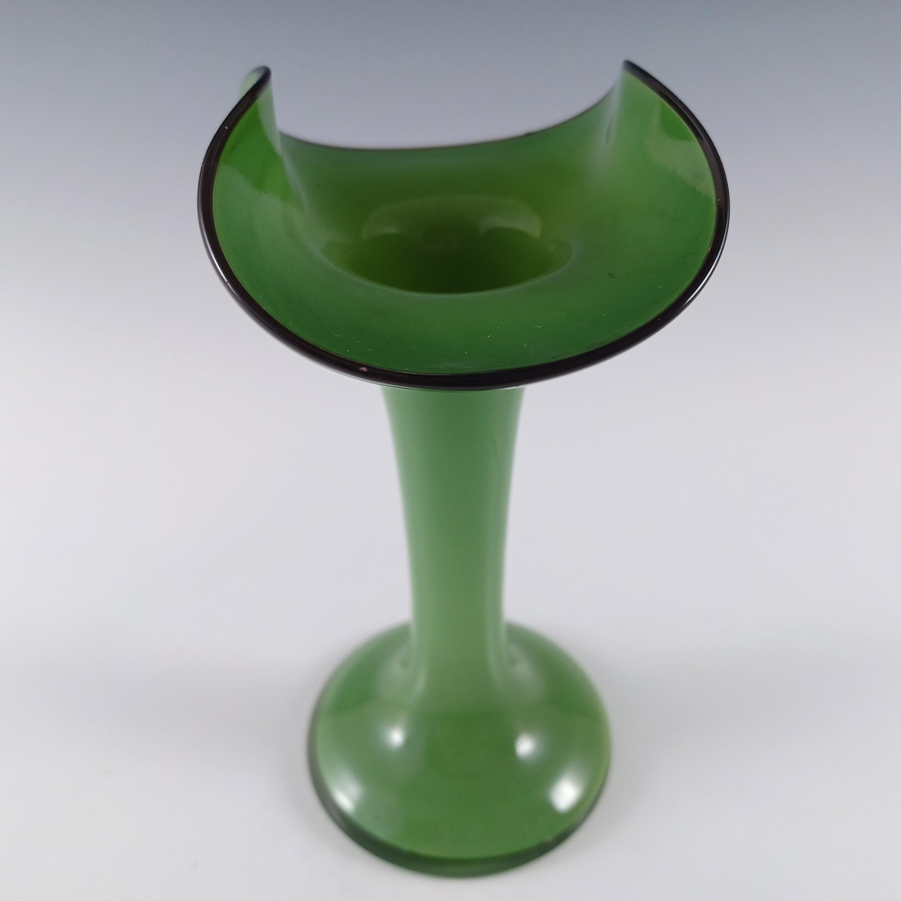 Jarrón de cristal checo / bohemio retro tango verde y negro mediados del siglo XX en venta