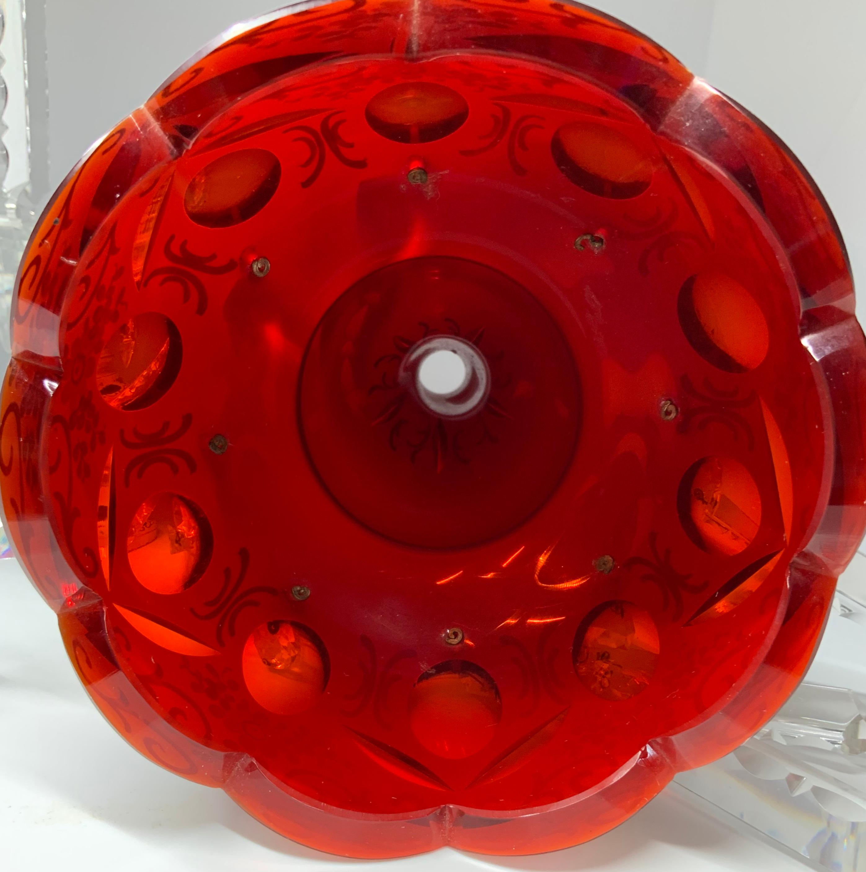 Tschechisches böhmisches weißes geschliffenes bis rotes Glas Luster-Paar (20. Jahrhundert) im Angebot