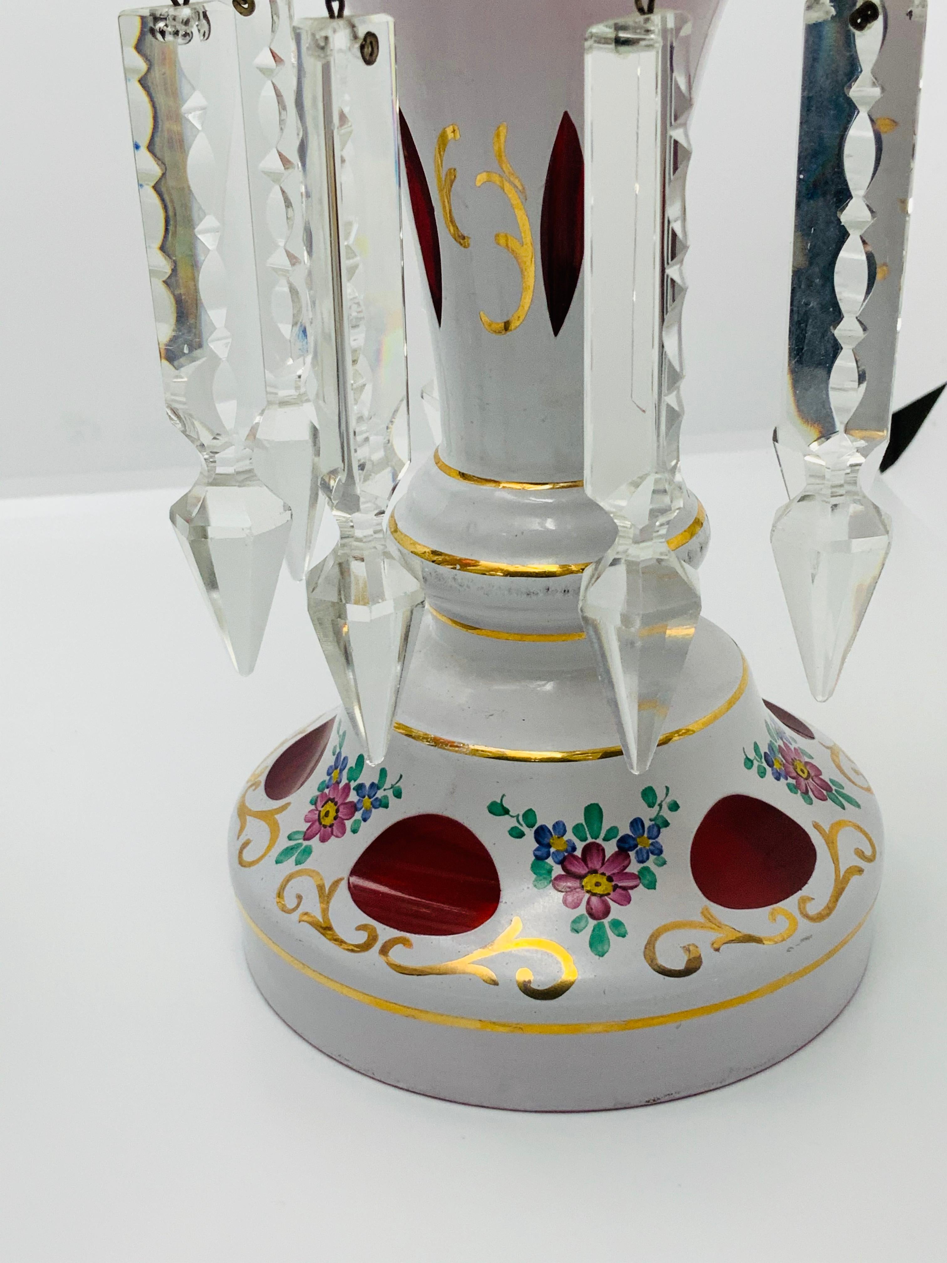 Tschechisches böhmisches weißes geschliffenes bis rotes Glas Luster-Paar (Geschliffenes Glas) im Angebot