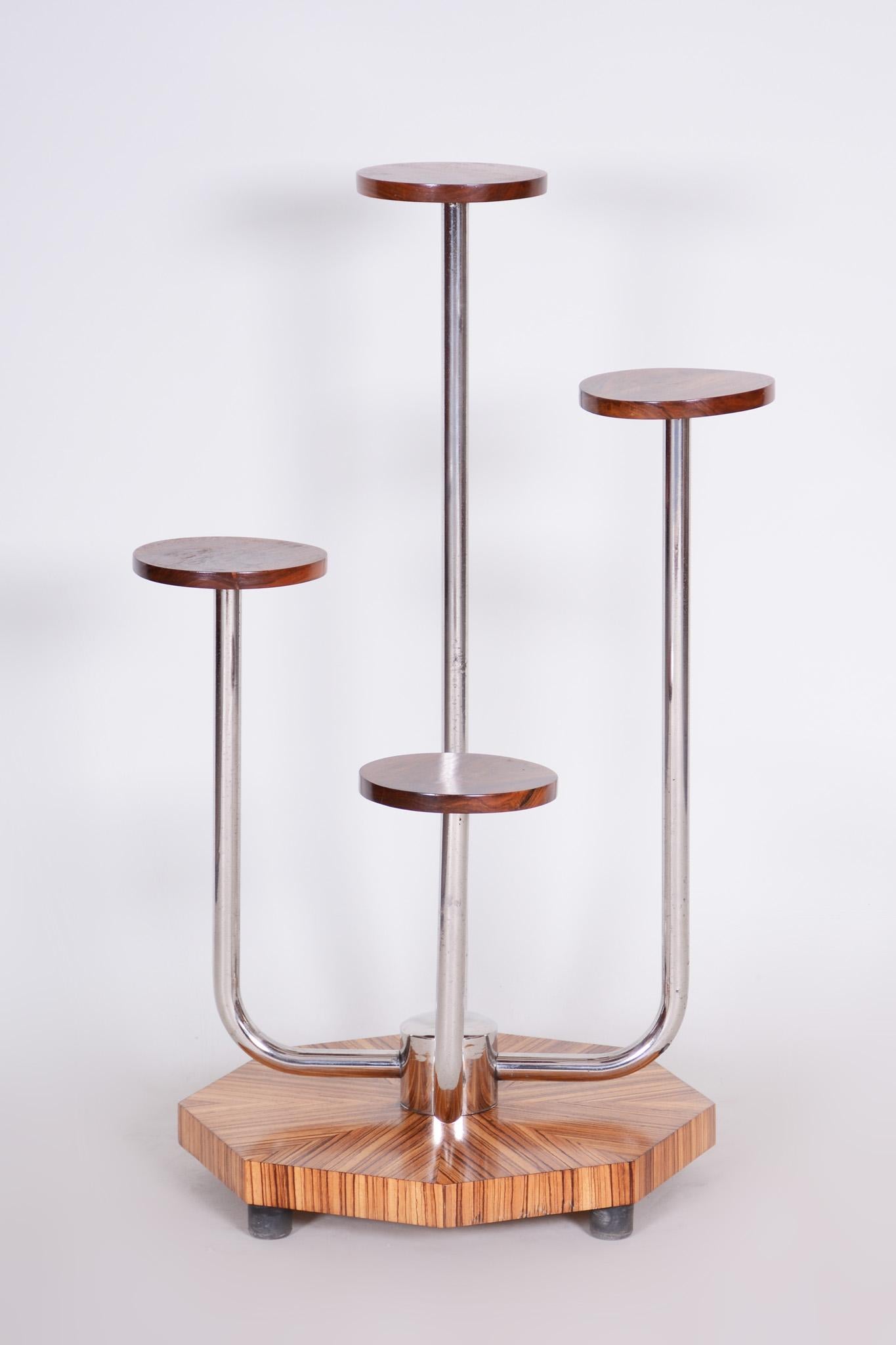 This étagère, with a chrome-plated steel tube and Zebrano wood shelves, was made in the 1930s in the Czech Republic. Original chromium plating in a very nice original condition.

Source: Czechia
Period: 1930-1939
Maker: Mücke-Melder.