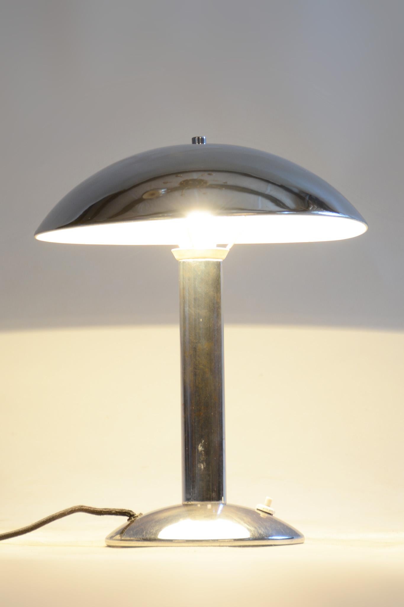 Paire de lampes Bauhaus tchèques.
Etat original très bien conservé. Nouvelle électrification.

Période : 1930-1939
Source : Tchécoslovaquie (Czechoslovakia)
Matériau : Acier chromé.