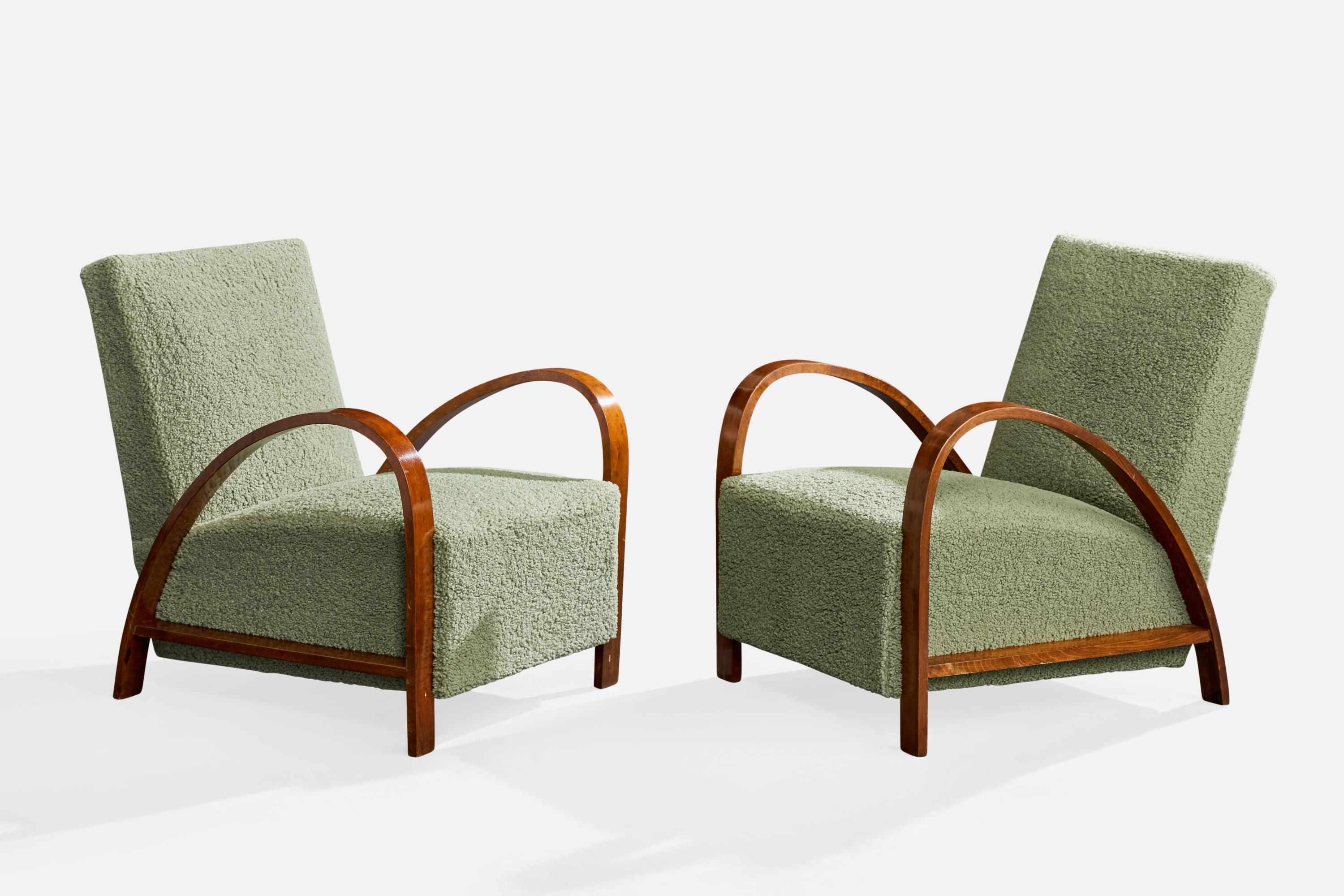 Ein Paar Sessel aus dunkel gebeiztem Holz und grünem Stoff, wahrscheinlich in der Tschechischen Republik entworfen und hergestellt, 1930er Jahre.

Bei einem ist der Stoff an der Oberkante der Rückenlehne lose.

Der Holzrahmen ist nur sehr