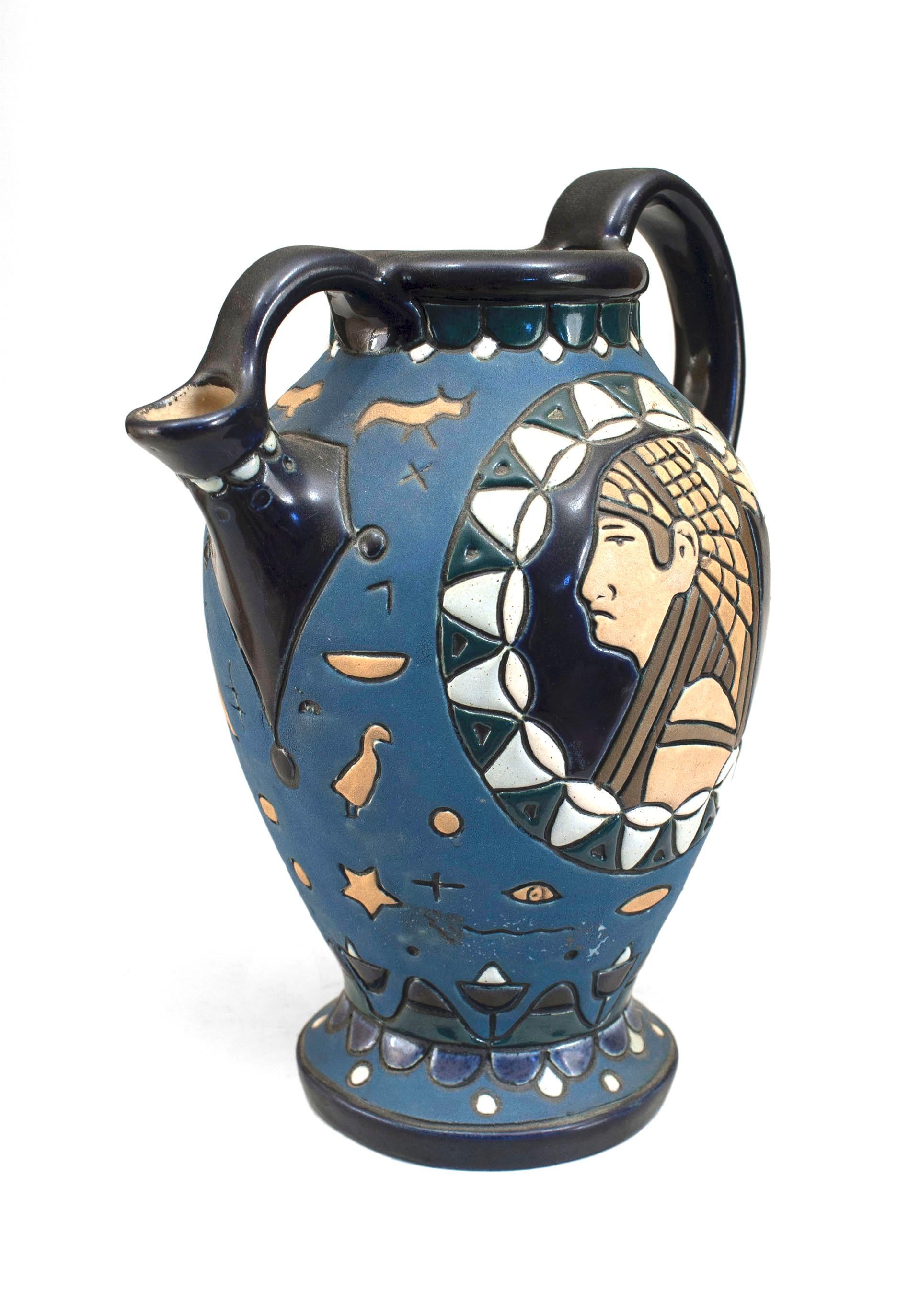 Petite cruche en amphore bleue et beige de style égyptien du Moyen Orient (1er quart du 20e siècle - Tchèque) avec figure et motifs de sphinx.