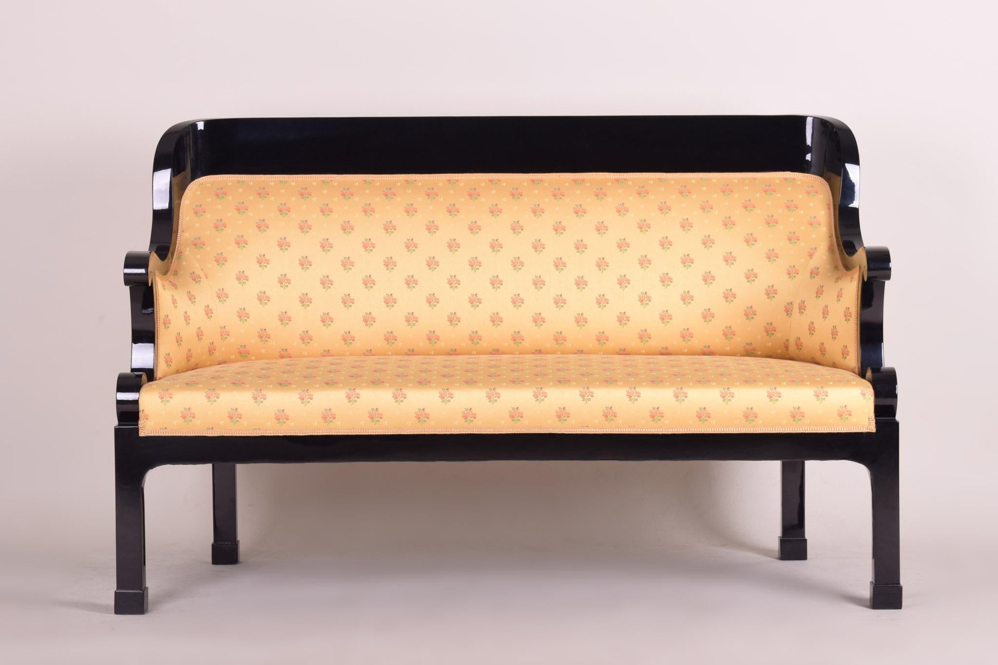 Biedermeier sofa
Completely restored, new upholstery included. Black lacquer. High gloss.