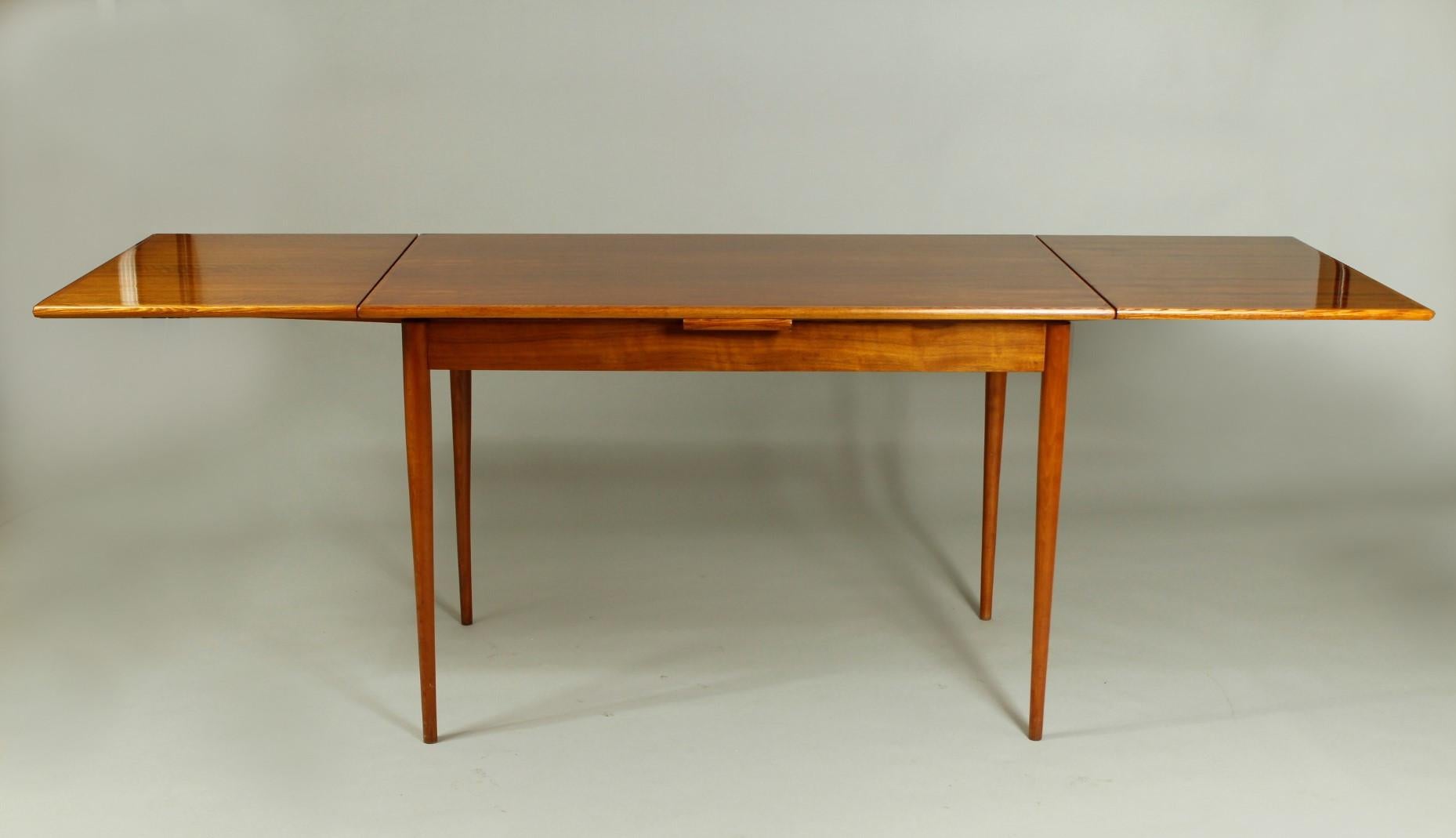 Czech Extendable Dining Table, 1970s In Good Condition For Sale In Tochovice, CZ