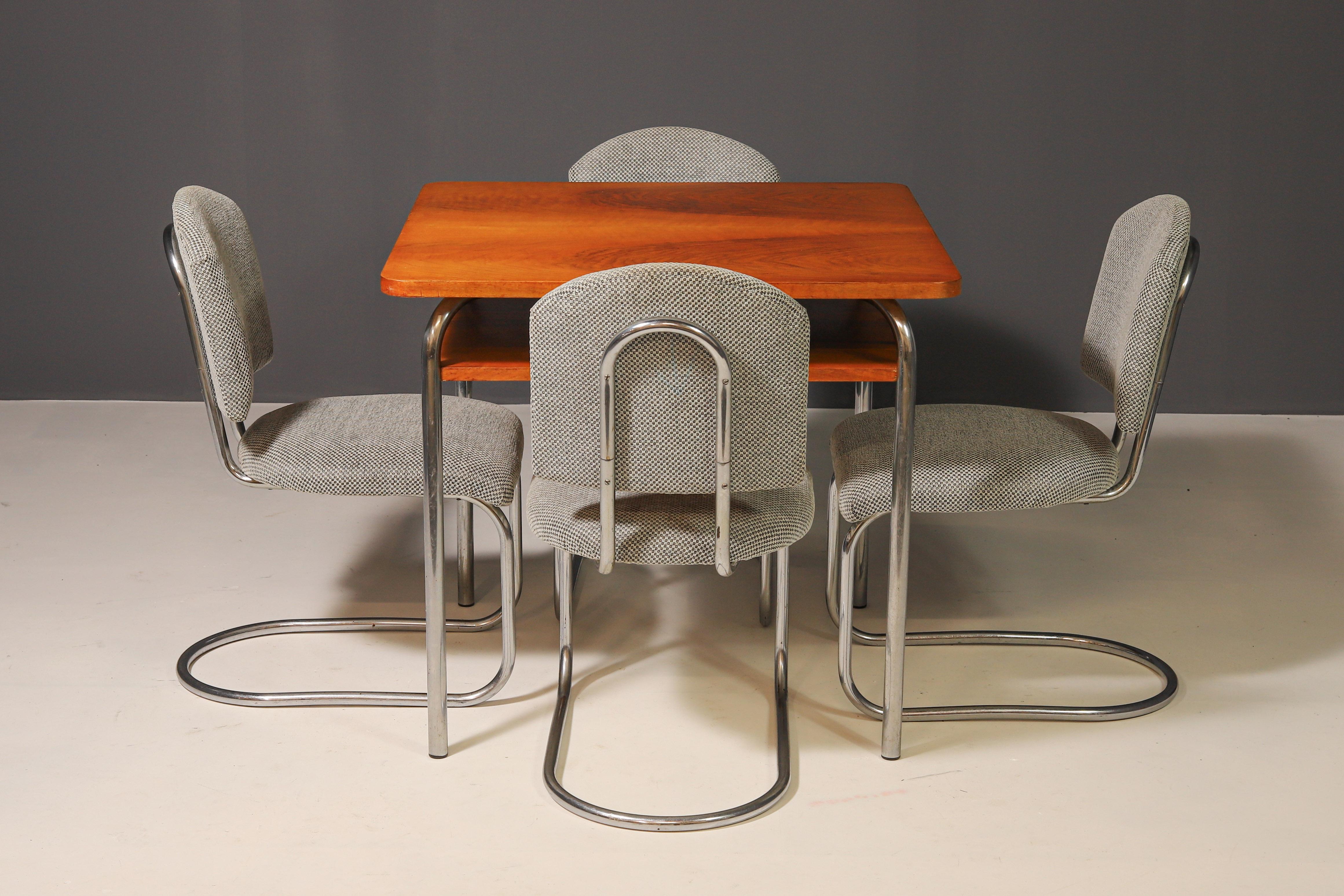 Ce meuble fonctionnaliste a été produit par la société Robert Slezák, un fabricant de meubles tchèque renommé, entre 1940 et 1949. Le design reflète le style Bauhaus, caractérisé par des lignes épurées et la fonctionnalité.

La structure combine le