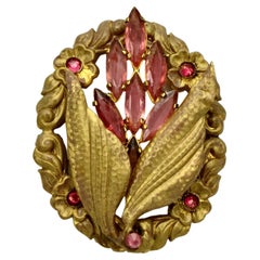 Spilla floreale ceca in metallo dorato e vetro rosa, anni '30 circa